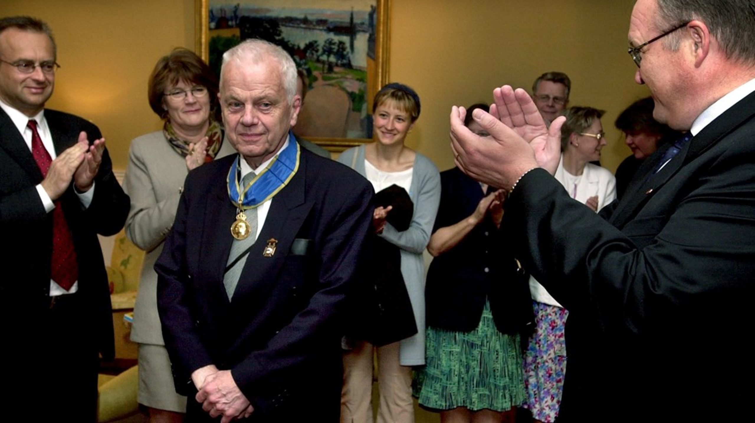 Bengt Göransson får Illis quorum medalj av dåvarande statsminister Göran Persson (S) år 2001 för "sin mångåriga och betydelsefulla insats för folkliv, kulturliv och demokrati".<div><div></div></div><div><div></div><div></div></div>