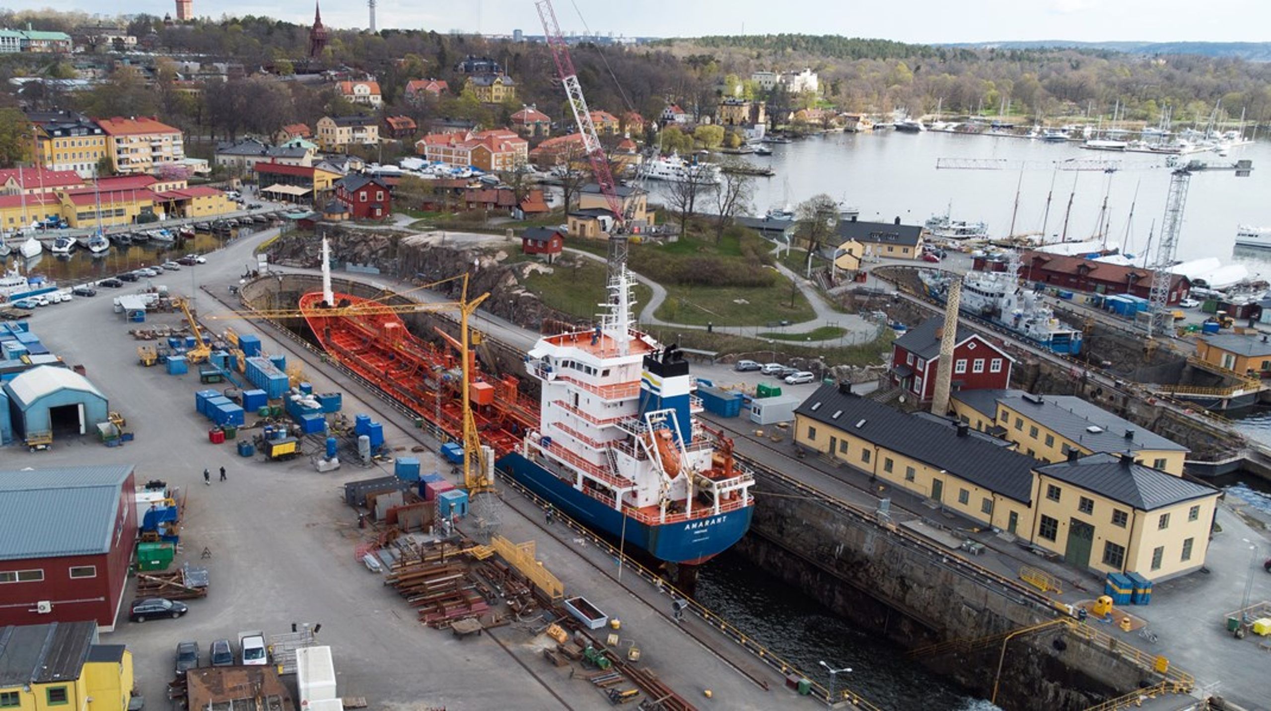 Fler svenskflaggade fartyg innebär att Sverige står bättre rustat i händelse av en kris- eller krigssituation då dessa kan användas för att frakta viktiga varor, skriver debattörerna.