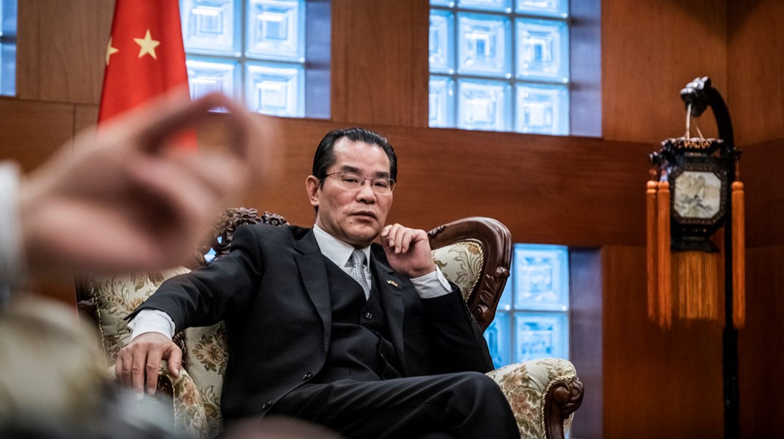 Utrikesdepartementet bör kalla upp Kinas ambassadör Gui
Congyou efter varje hotfullt brev och offentliggöra att
så har skett, skriver tankesmedjan Frivärld i sin rapport Draken som bytte taktik.