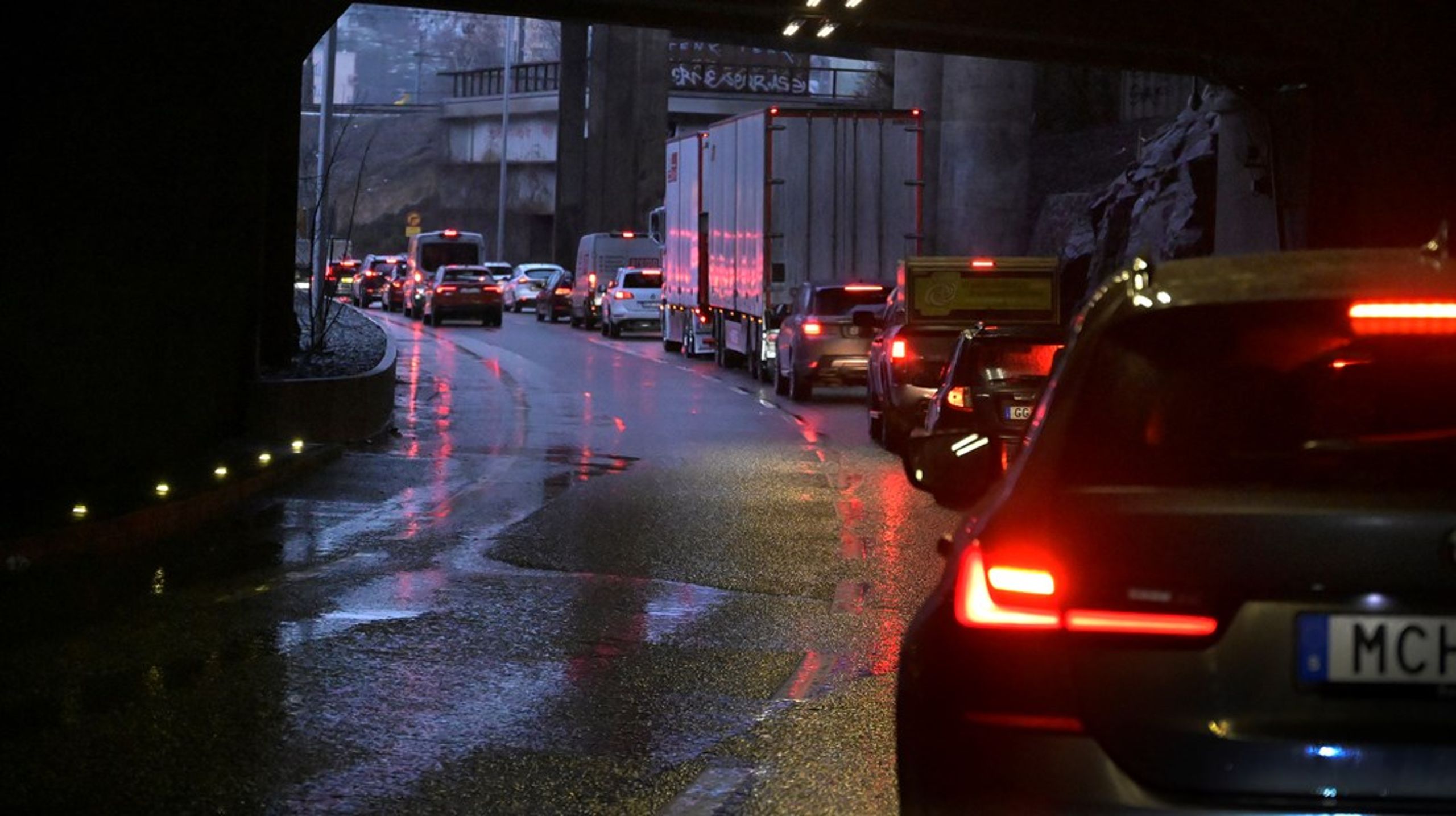Vägtrafiken har visat sig vara den största lokala källan till luftföroreningar, skriver debattören.