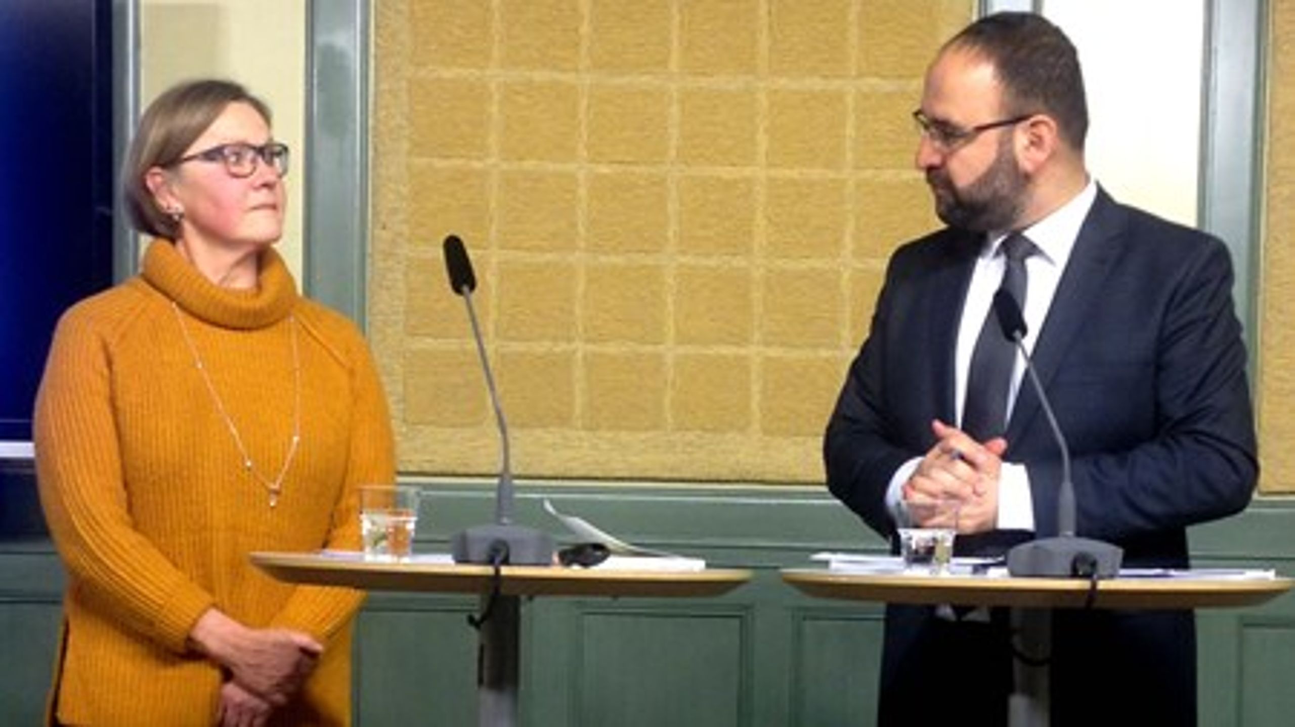Den  särskilde utredaren Åsa Torstensson och it-minister Memhet Kaplan (MP) under pressträffen på måndagen.<br>
