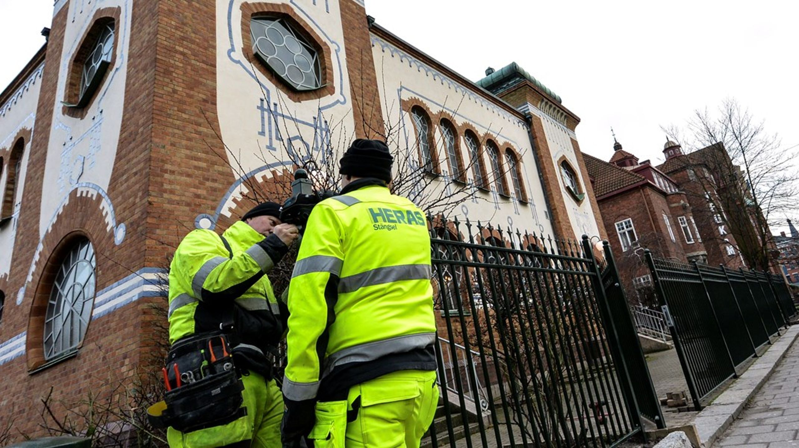Arbetare sätter upp staket runt synagogan i Malmö. (Arkivbild)