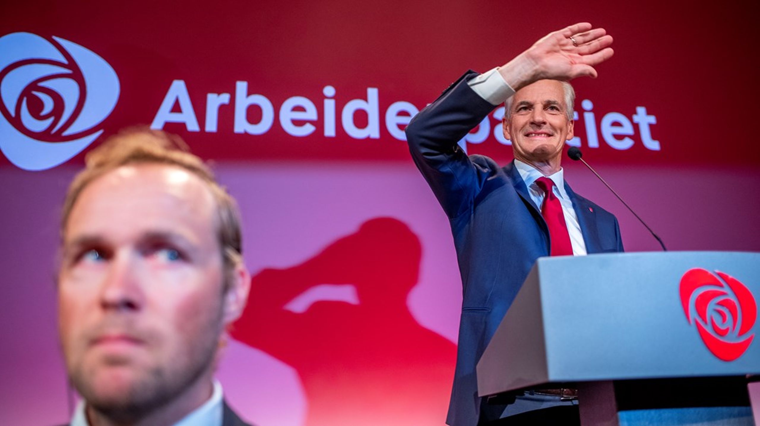 Jonas Gahr Støre firar Arbeiderpartiets framgång. Men för de svenska Socialdemokraterna väntar en tuff väg för att behålla makten.<div><br></div><div></div>