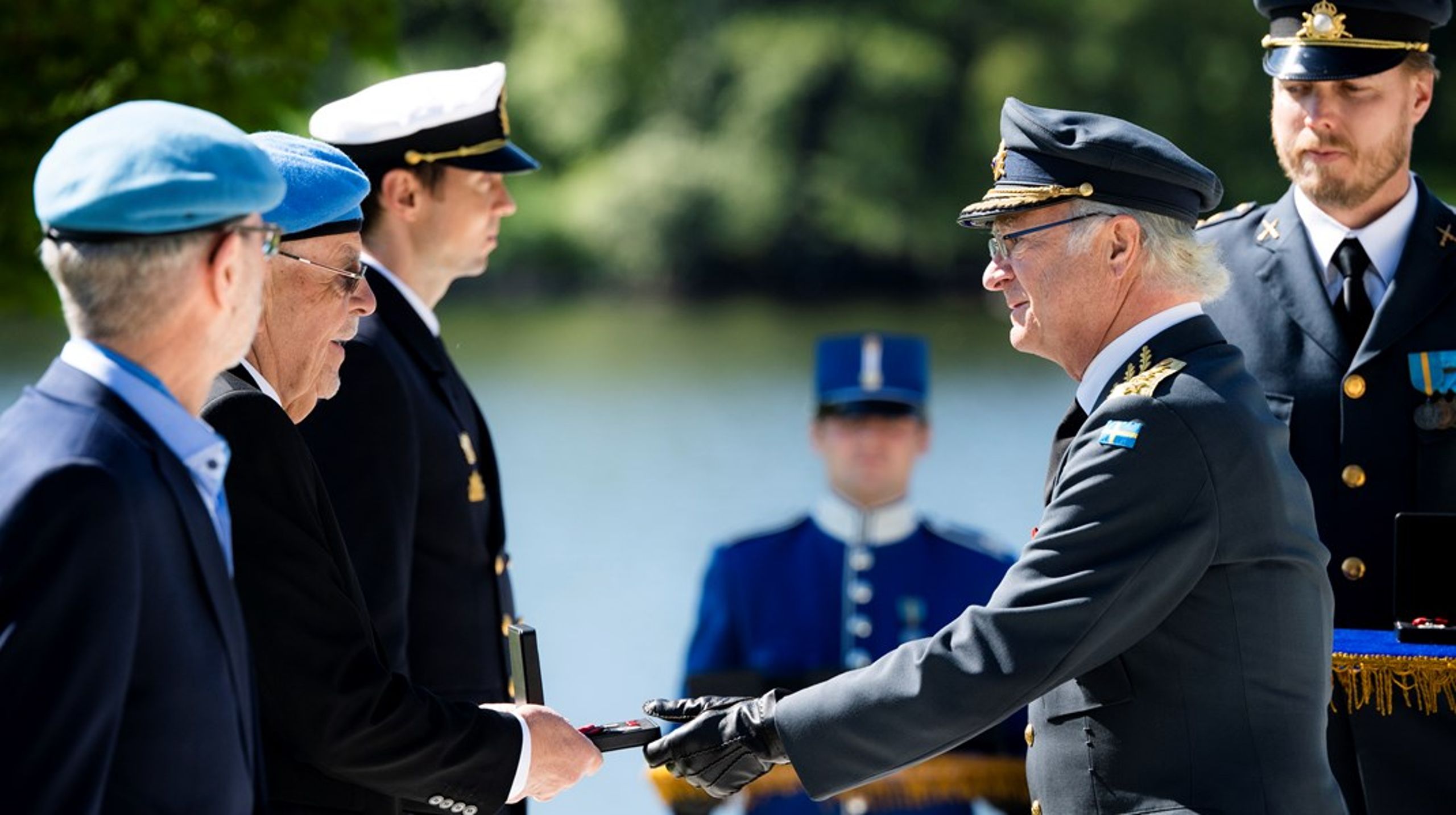 Kung Carl Gustaf delar ut medaljer under en ceremoni vid veteranmonumentet Restare på Gärdet för att hedra svenska civila och militära veteraner med anledning av Veterandagen 2021.