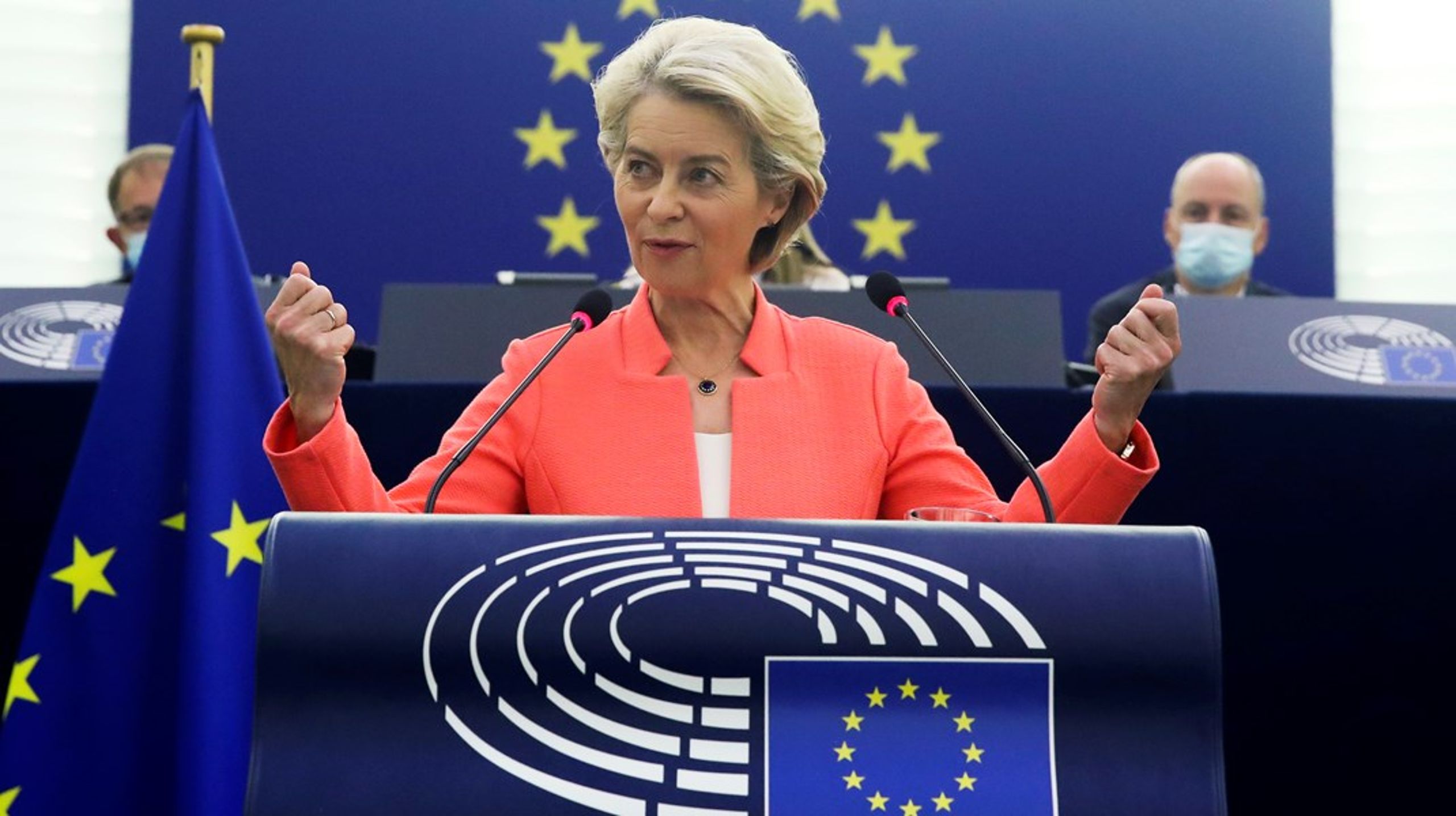 Ursula von der Leyen talar till Europaparlamentet. Men de svenska europaparlamentarikerna är inte imponerade.