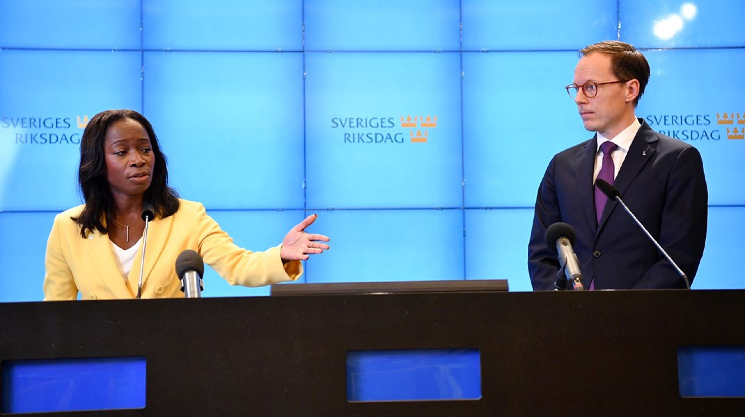 Partiledaren Nyamko Sabuni och Liberalernas ekonomisk-politiska talesperson Mats Persson vid en pressträff om skuggbudgeten.
