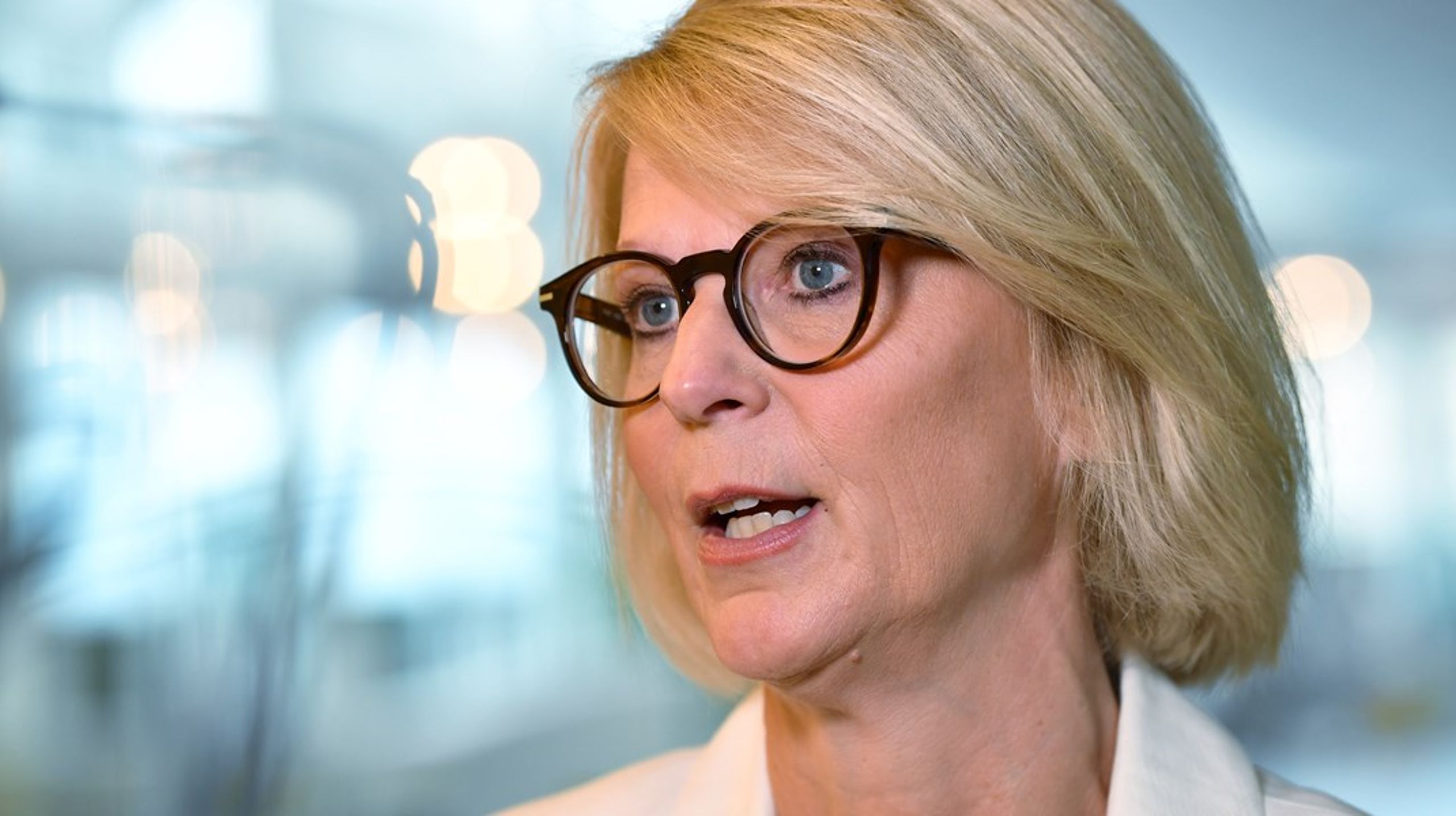 Elisabeth Svantesson vill se mer utredningsresurser både hos riksdagen och hos Regeringskansliet.