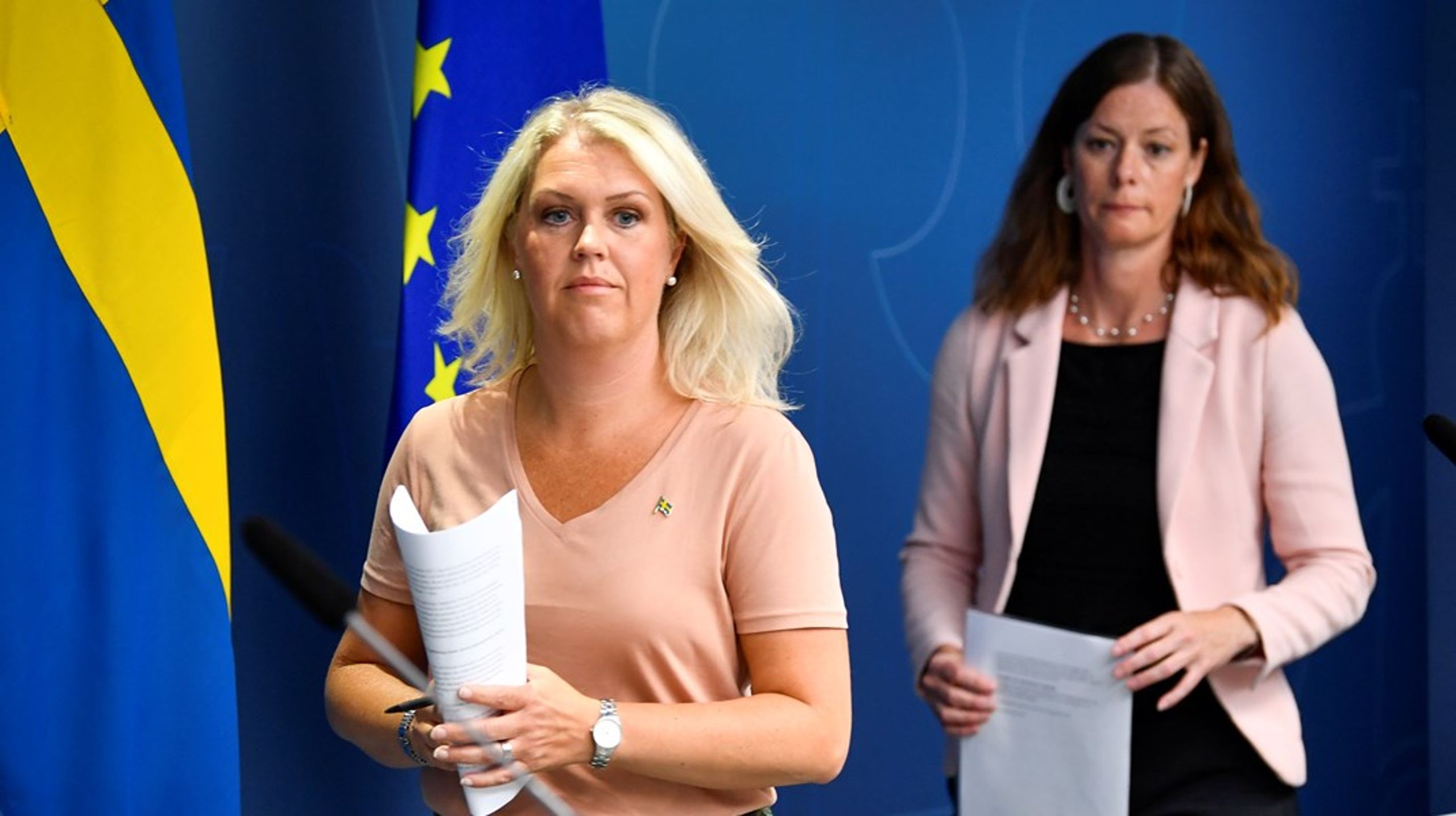 Socialminister Lena Hallengren (S) och särskild utredare Karin Lewin.