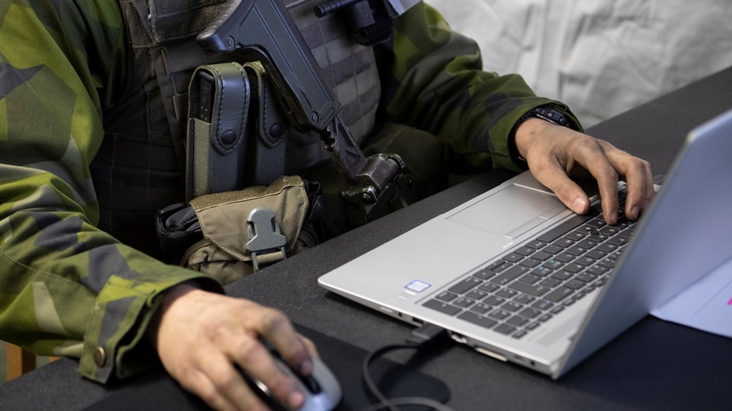 Det är viktigt att Sveriges cyberförsvar stärks, skriver debattörerna.