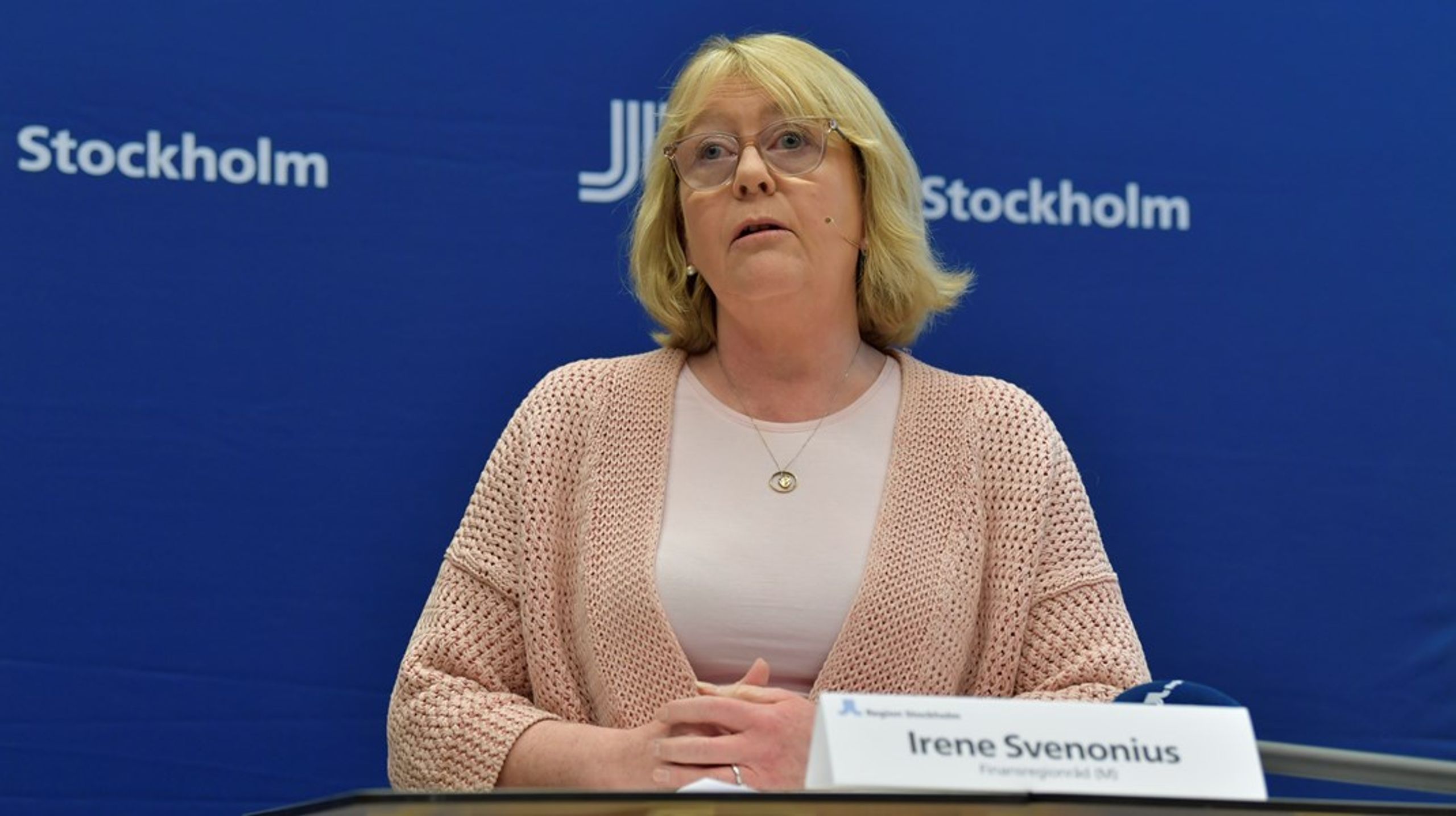 ”Så länge Moderaterna är med och styr i Region Stockholm kommer systemen aldrig sättas före människan”, skriver Irene Svenonius (M).