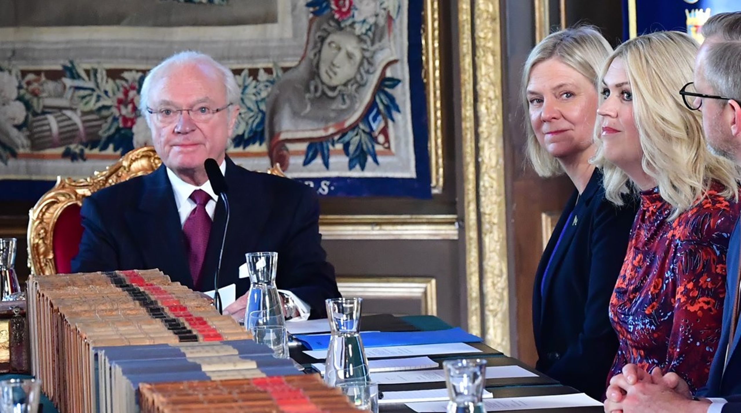Kungen tillsammans statsminister Magdalena Andersson och socialminister Lena Hallengren.&nbsp;