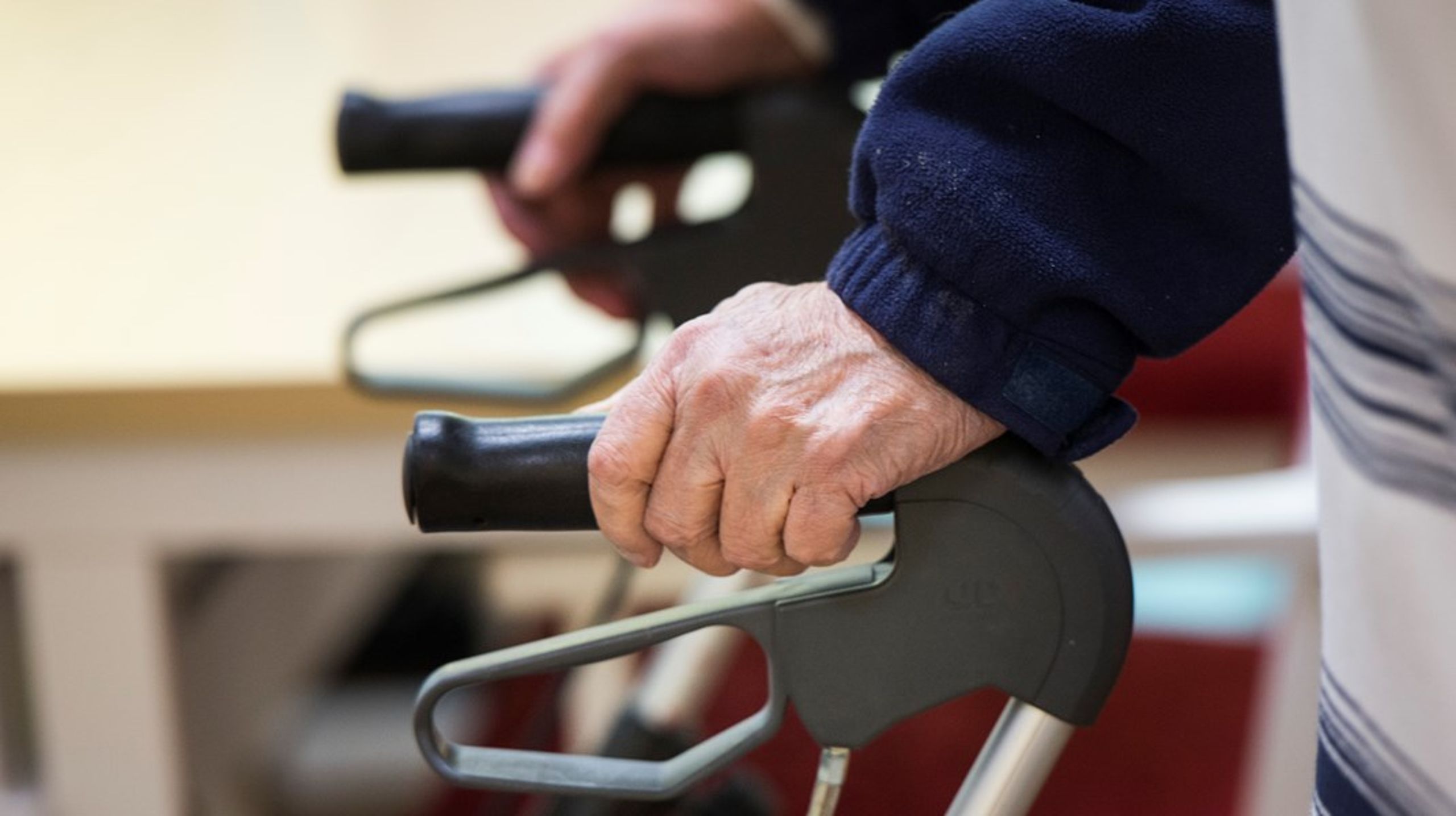 Undersköterskeutbildning bör ligga till grund för personalen som ska ge den dagliga och allmänna vården till äldre, enligt Lars-Olof Wahlund på Demensförbundet.
