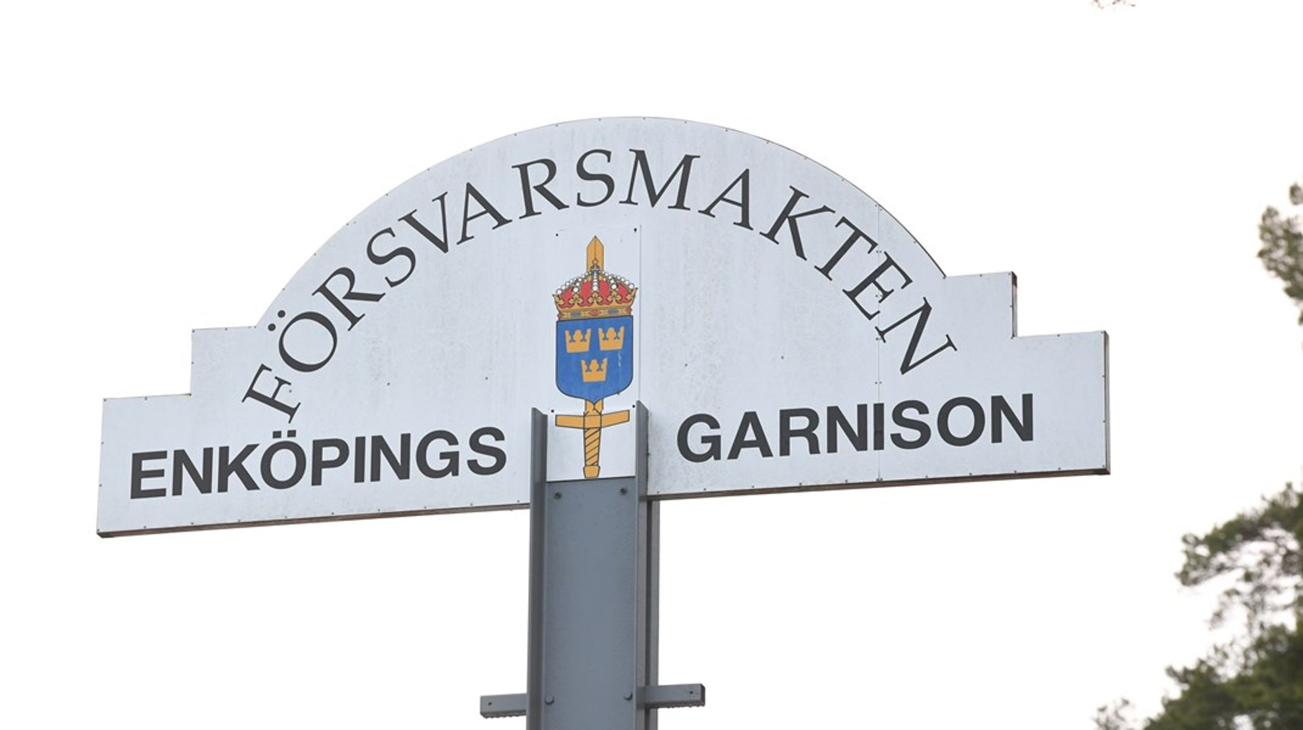 500 värnpliktiga skickades hem akut från Ledningsregementet i Enköping. Orsaken är allvarliga kränkningar, rapporterar Dagens nyheter, brist på mat, vulgärt språk och kollektiva bestraffningar.