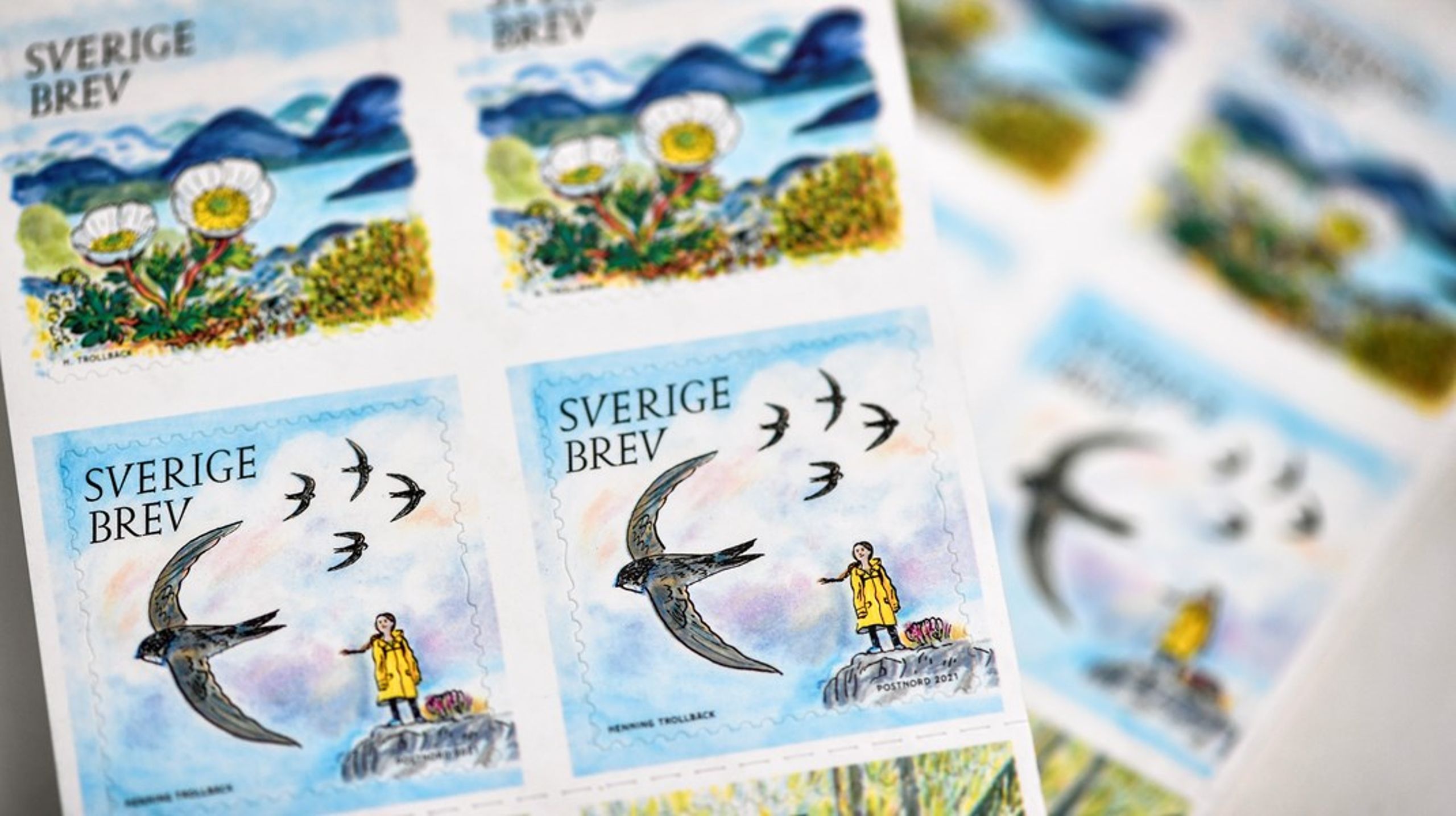Årets första Sverigefrimärken, illustrerade av Henning Trollbäck, har temat Värdefull natur och fokuserar på miljön och de miljömål som Sveriges riksdag har satt upp för att bevara Sveriges natur.