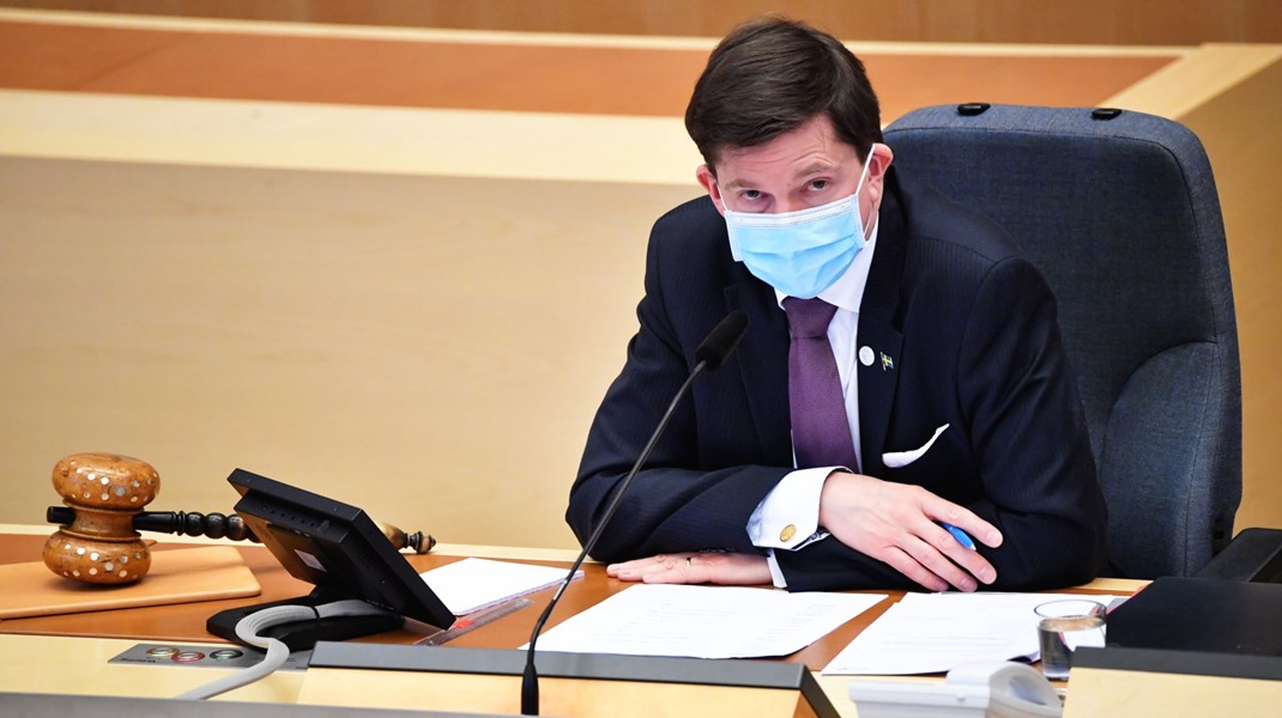 Andreas Norlén får ta av sig munskyddet av "praktiska skäl".