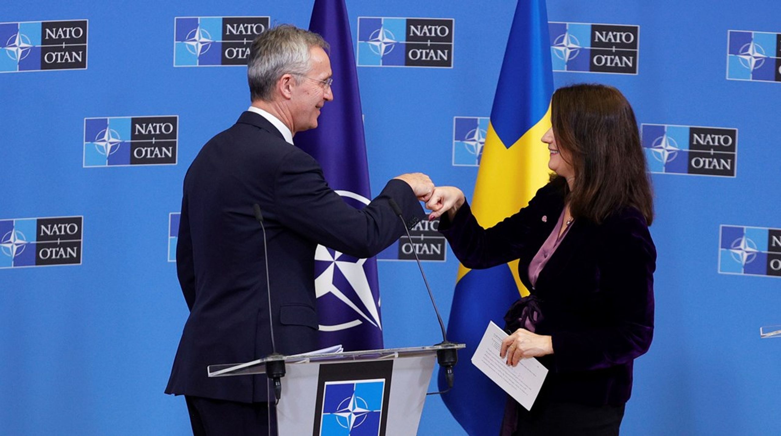 Natos generalsekreterare Jens Stoltenberg hälsar på utrikesminister Ann Linde (S) vid&nbsp;en presskonferens i Natos högkvarter i Bryssel den 24 januari 2022.