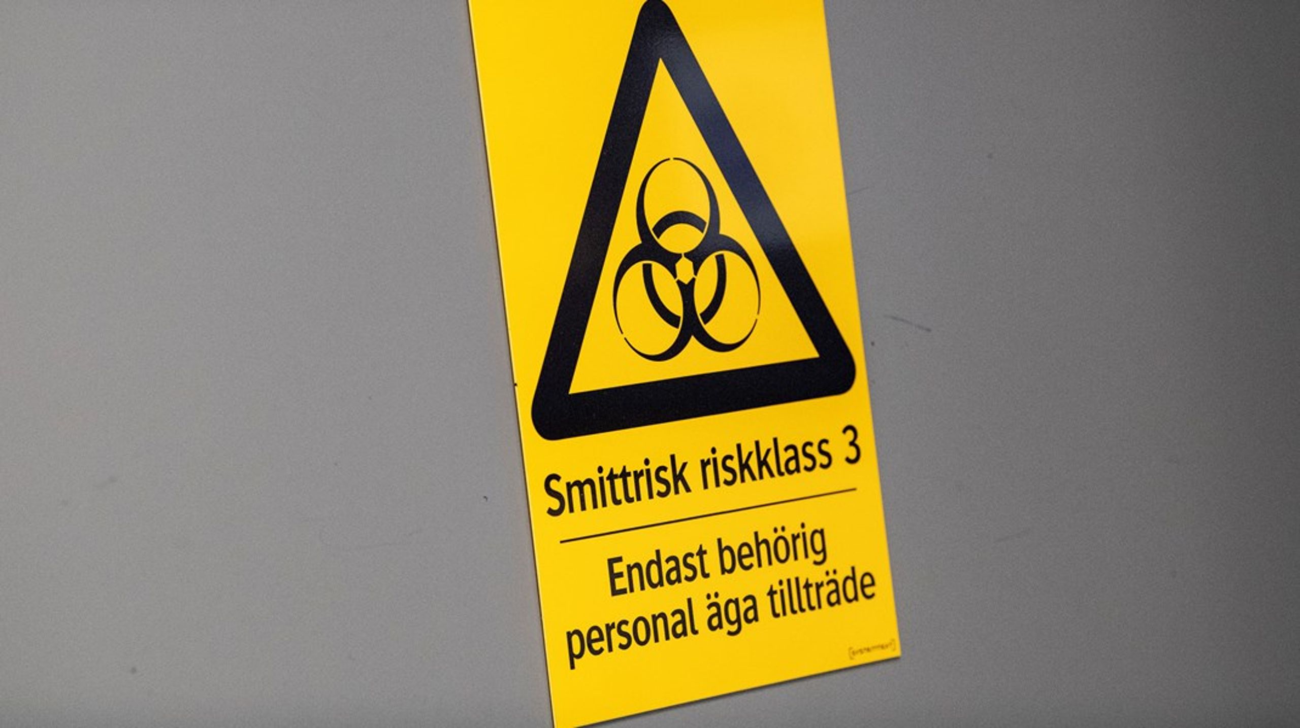”I dag vet vi att det inte räckte med socialministerns försäkringar om hur väl den svenska beredskapen fungerar mot globala smittor”, skriver debattörerna.