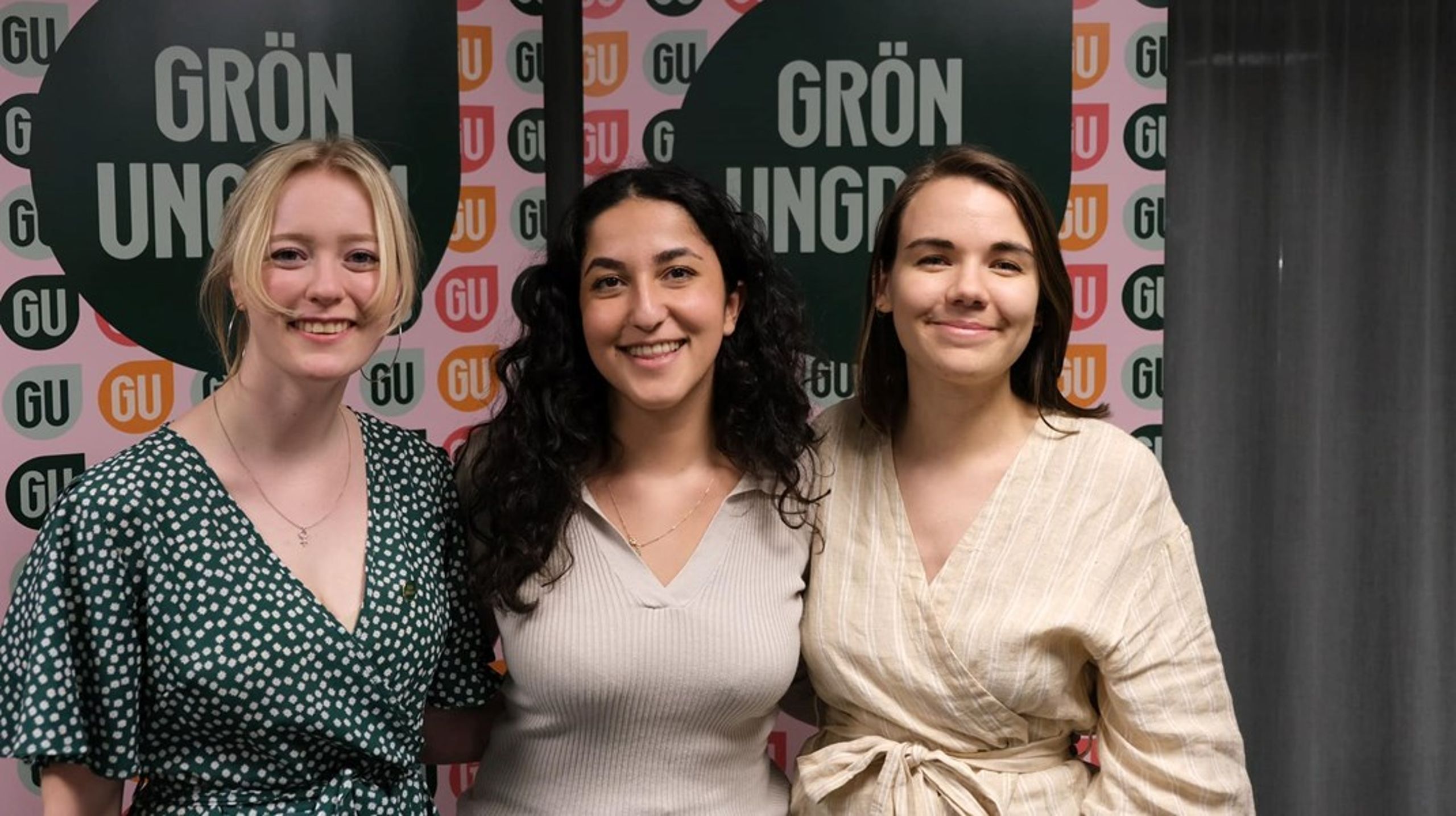 Nya språkröret Rebecka Forberg tillsammans med språkrörskollegan Aida Badeli och Grön ungdoms förbundssekreterare och kanslichef Lovisa Berglund.