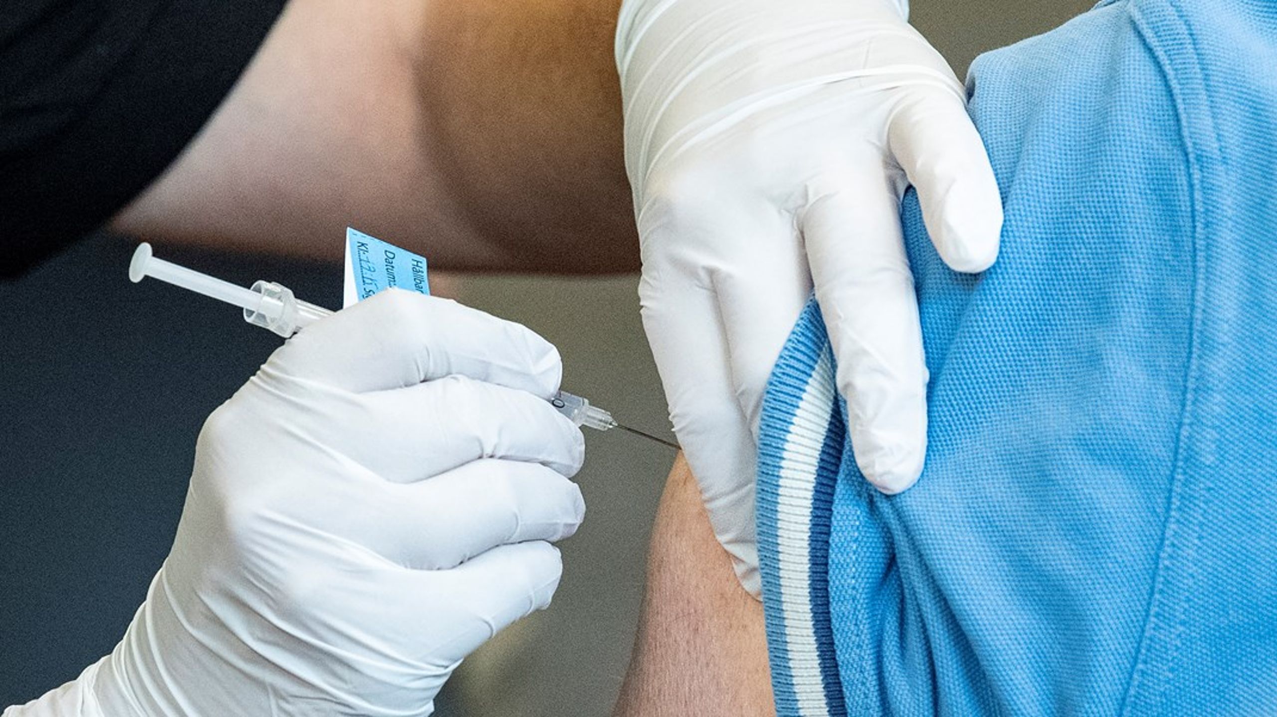 Drygt halva den vuxna befolkningen har vaccinerats med tre sprutor mot Covid-19. Nu rekommenderar FHM att äldre och utsatta personer ska ta en fjärde dos.