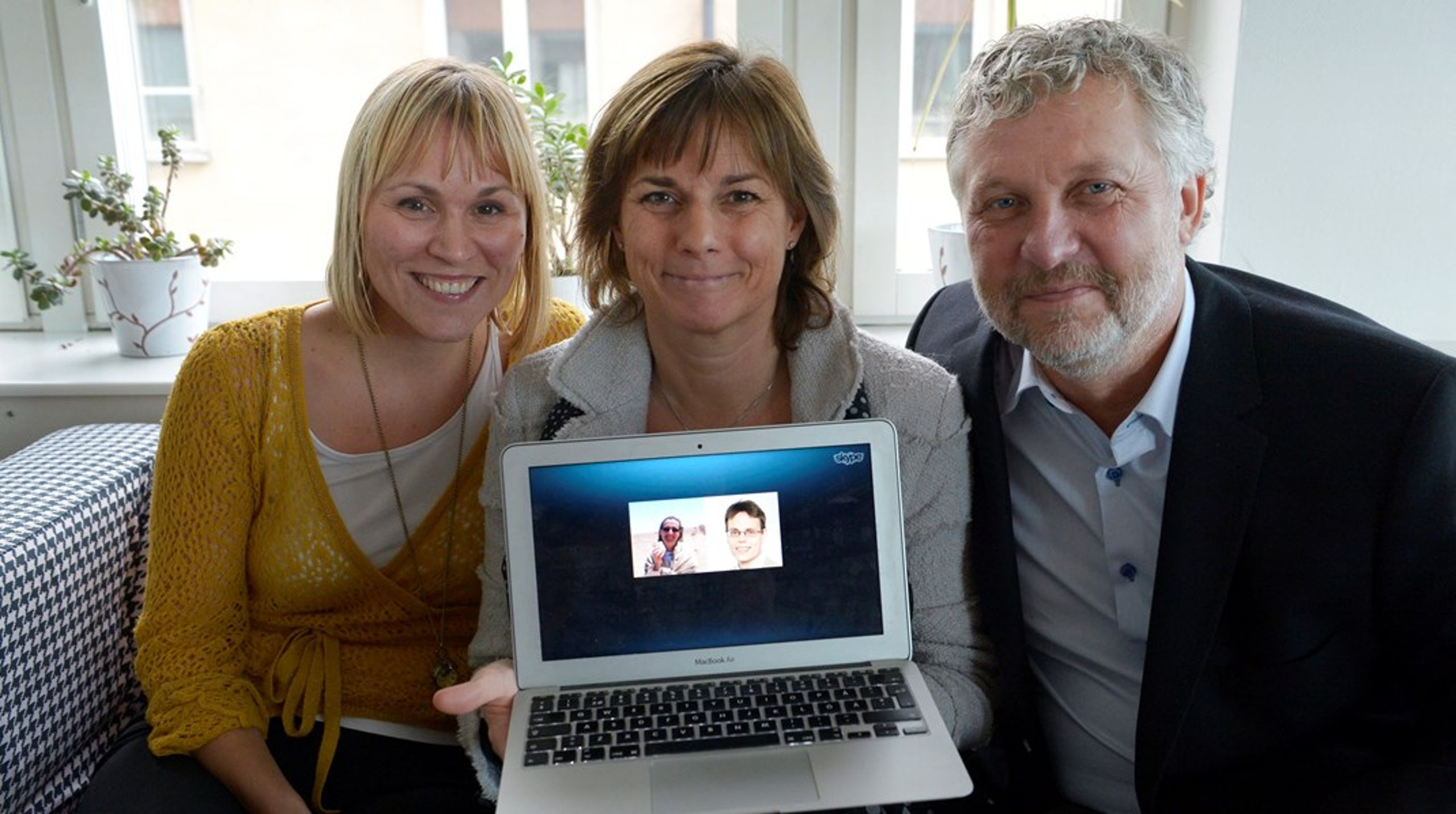<span>Linnéa Engström tillsammans med Isabella Lövin och Peter Eriksson, när hon vid en pressträff 2013 presenterades som ett av MP:s toppnamn till EP-valet 2014.&nbsp;<br></span>