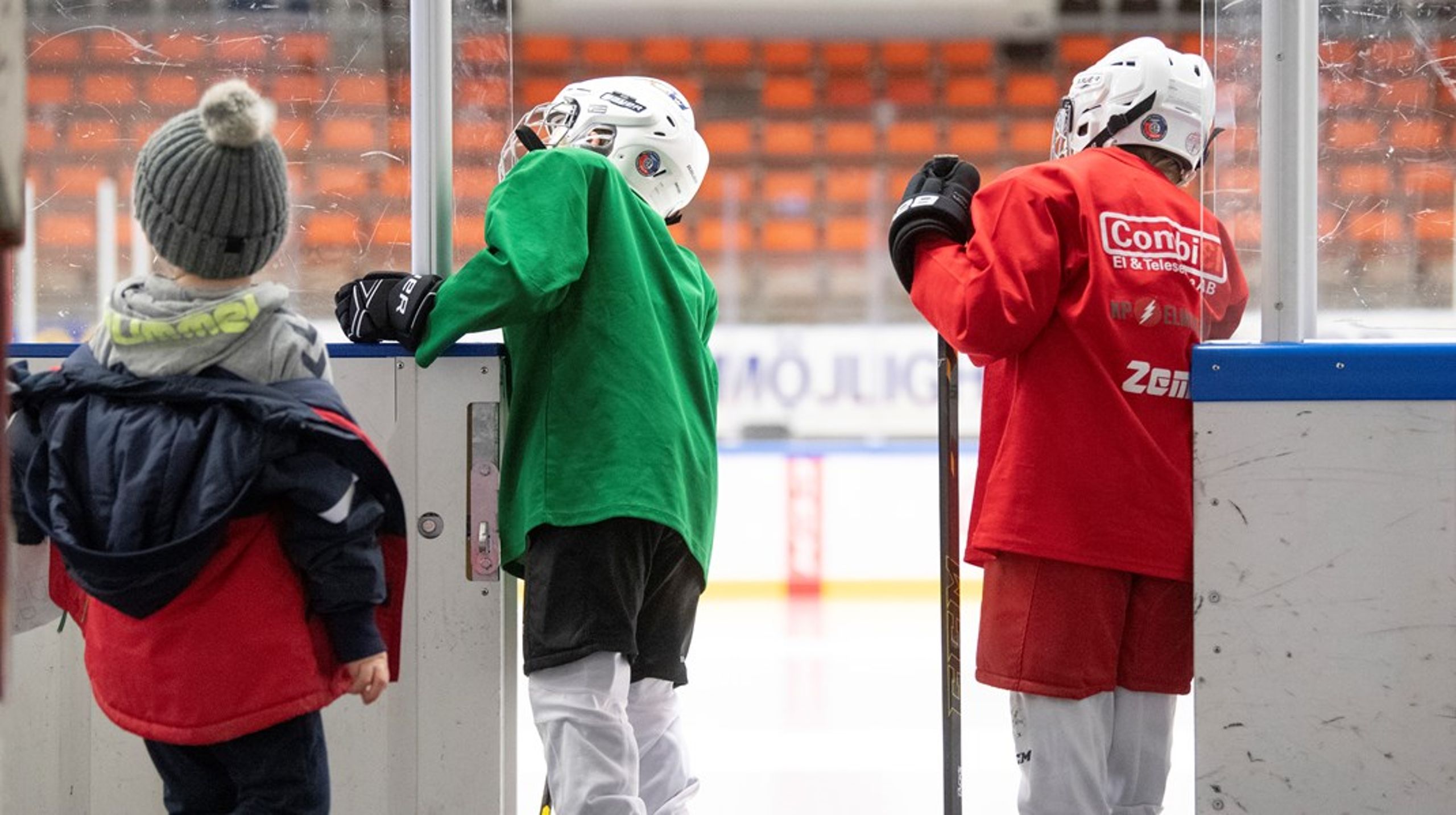 ”I vuxen ålder åker jag mer än gärna på ishockeymatcher och det är en fröjd att få ta del av mina barns fritidsaktiviteter och begynnande deltagande i föreningslivet. För det är faktiskt där som många svenskar formas till demokratiska medborgare.”
