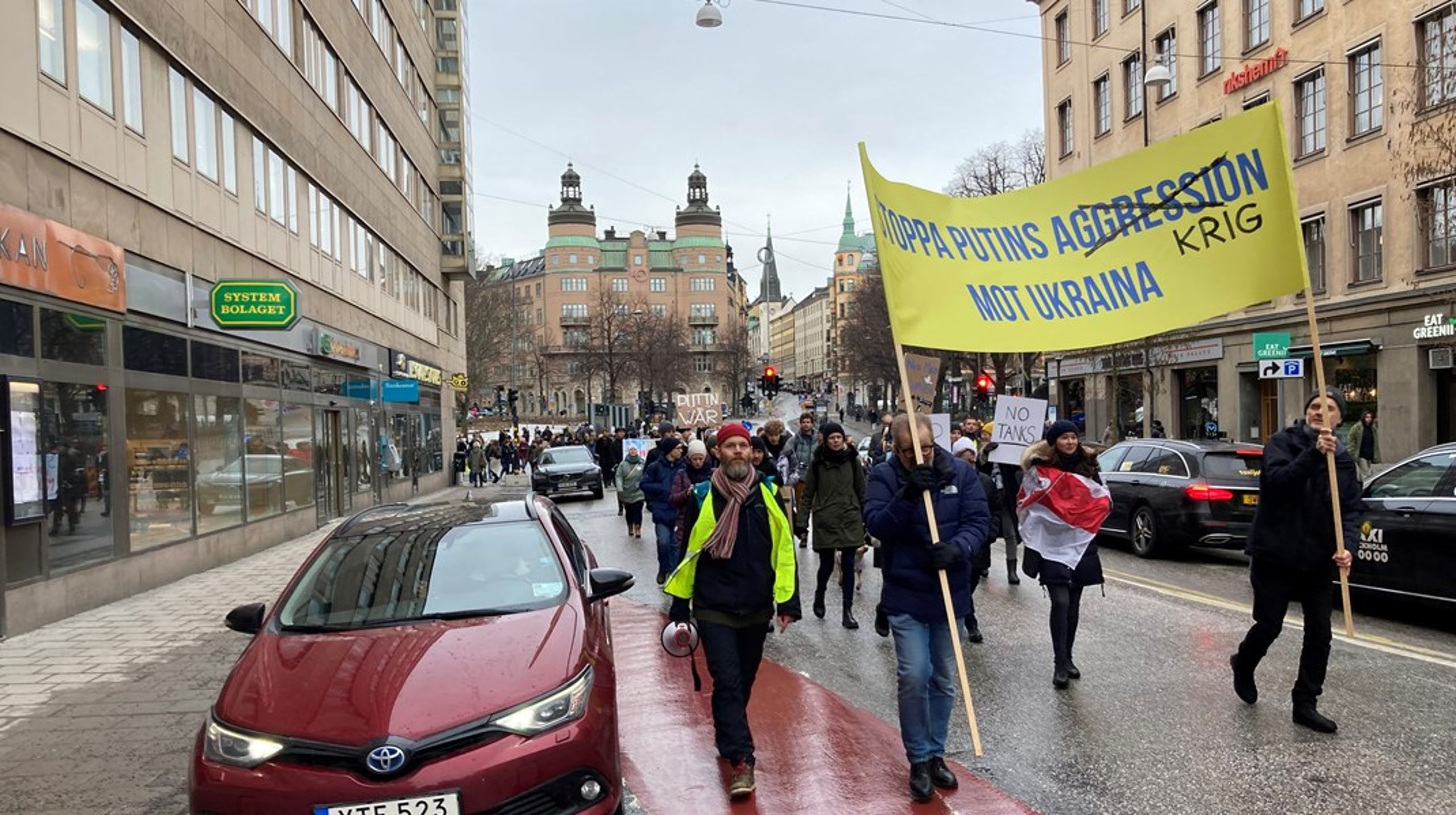 Med bara ett par timmars varsel anordnades i går en fredsdemonstration i Stockholm.