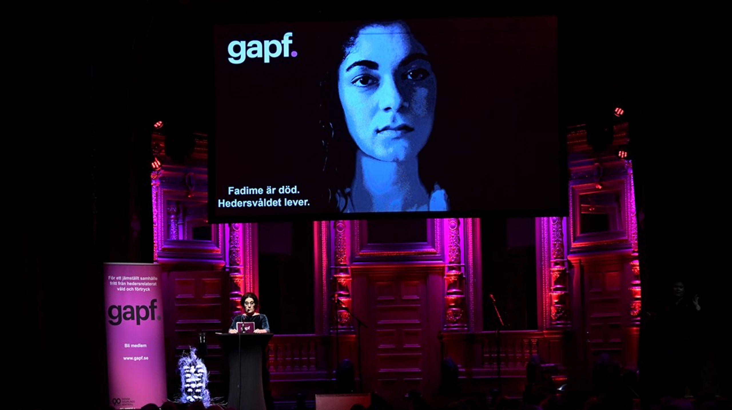 Sara Mohammad, som grundade föreningen GAPF (Glöm Aldrig Pela och Fadime), talar under Fadimegalan 2020.