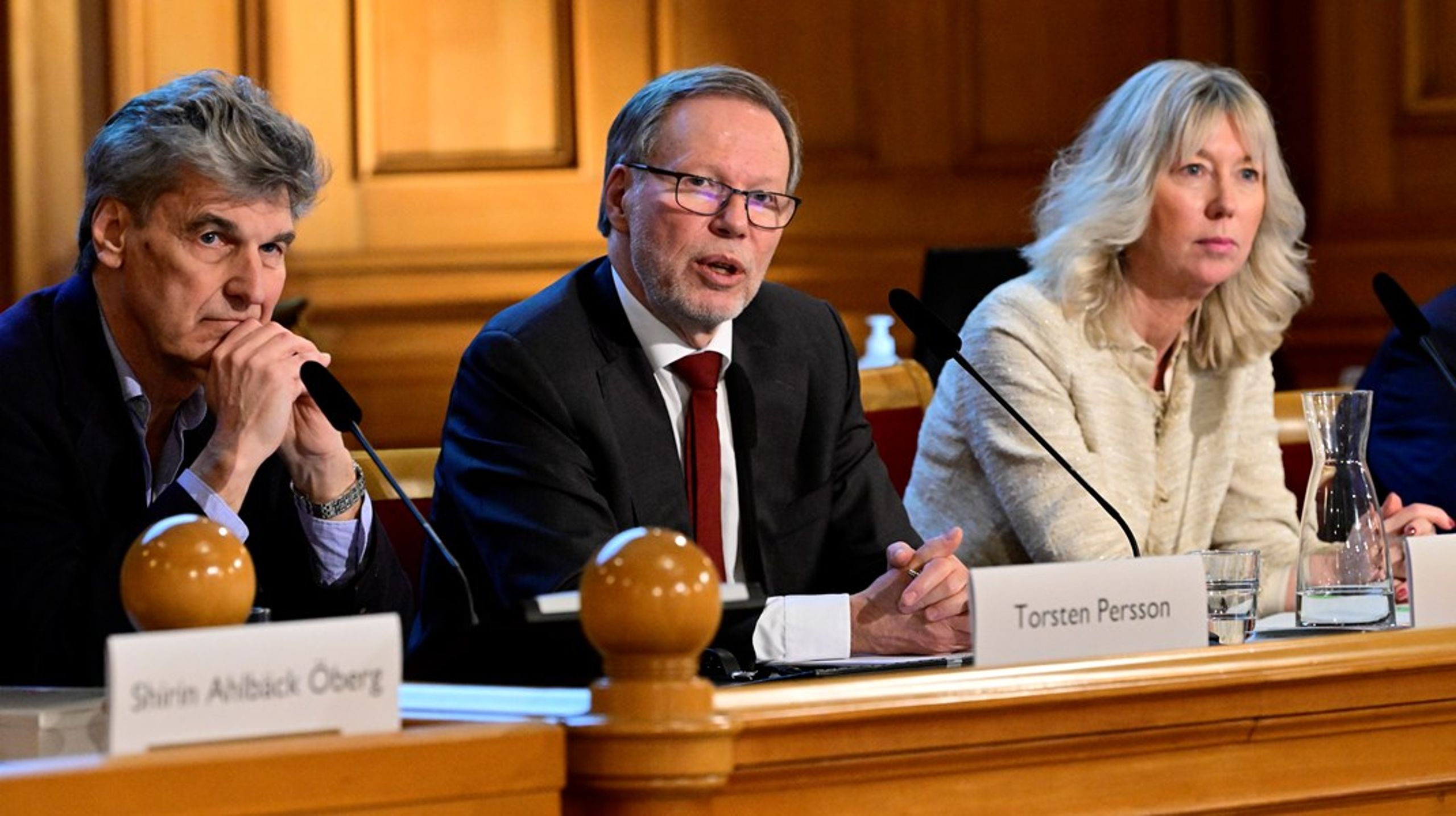 Torsten Persson, Mats Melin, och Vesna Jovic vid presentationen av sista delbetänkandet.