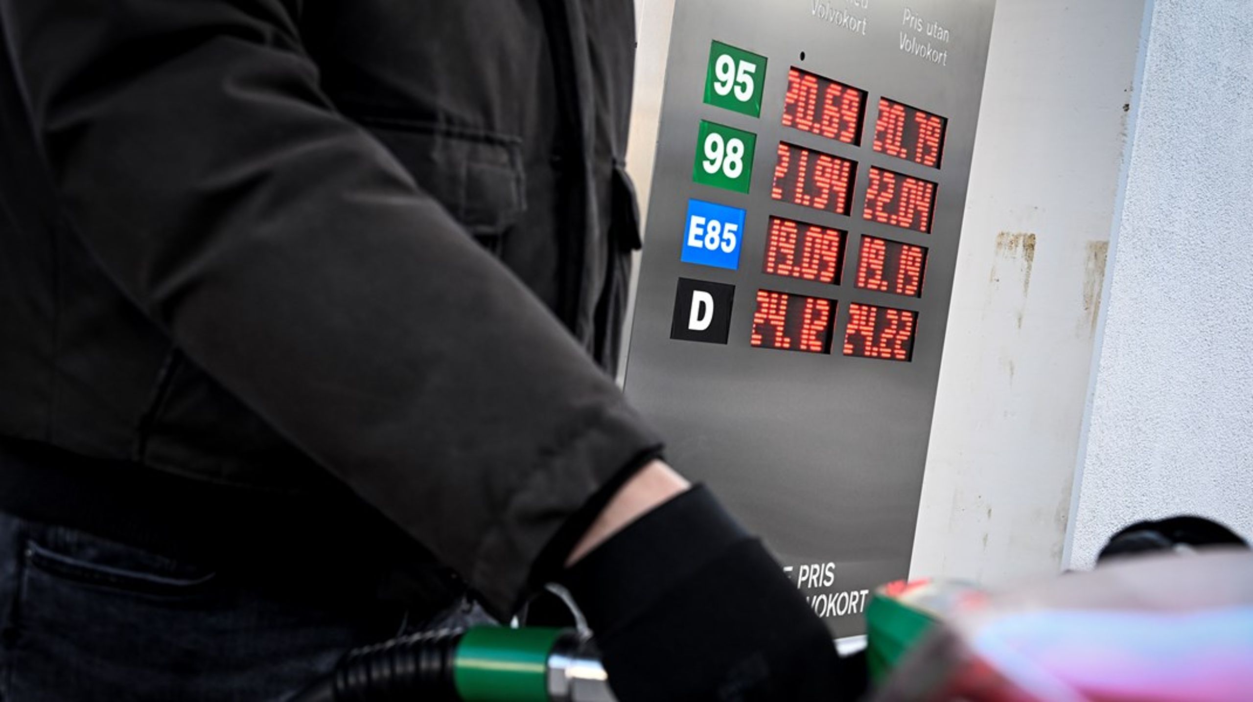 ”Att lova att sänka skatten på bensin och diesel samtidigt som man säger sig vilja värna fattiga människor i glesbygd är ohederligt och vilseledande”. skriver tidigare MP-statssekreterarna Eva Svedling och Gunvor G Ericson.