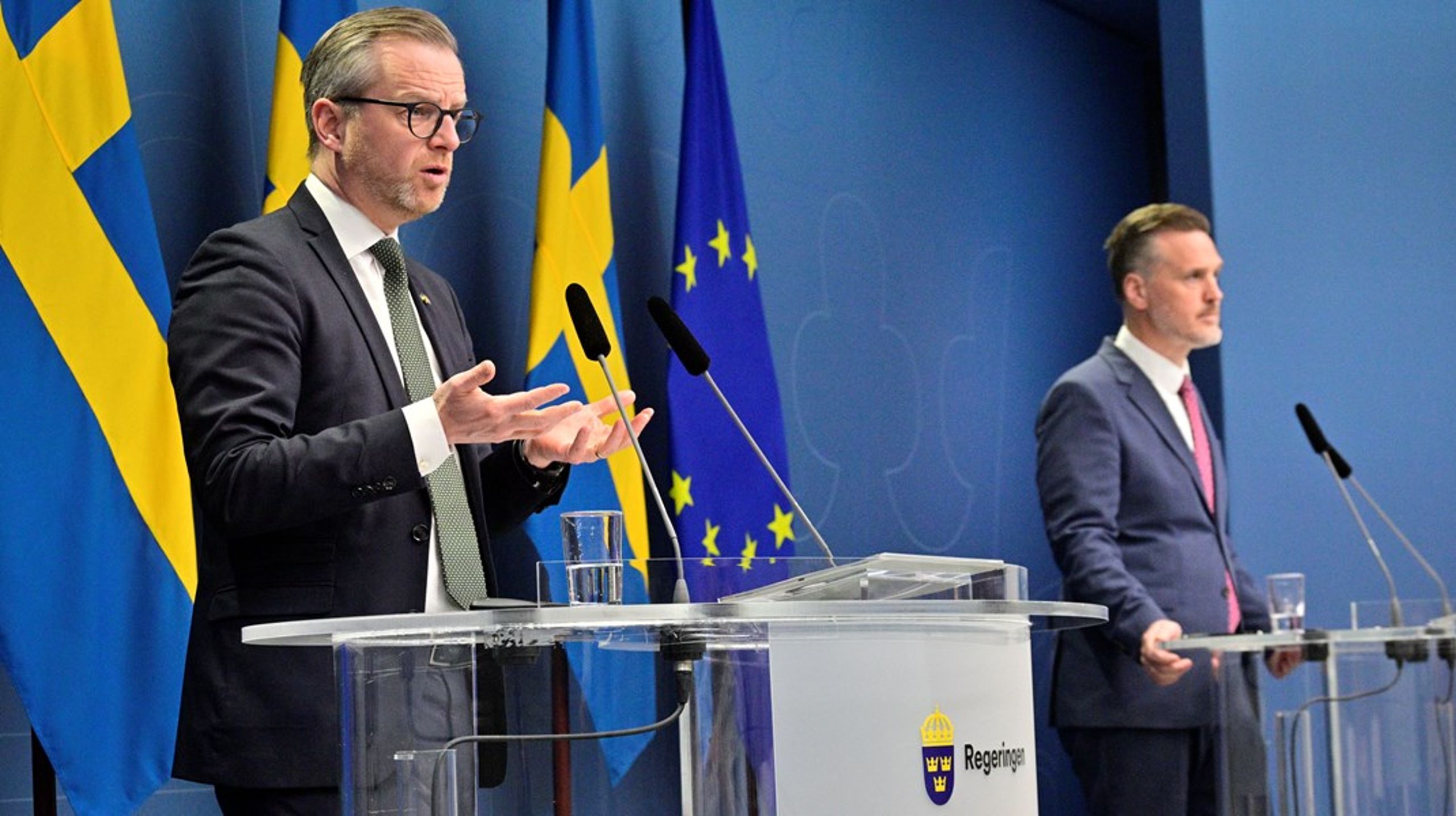 Ministrarna Damberg och Elger är inte oroliga för svensk ekonomi trots att världsekonomin påverkas av sanktionerna mot Ryssland.