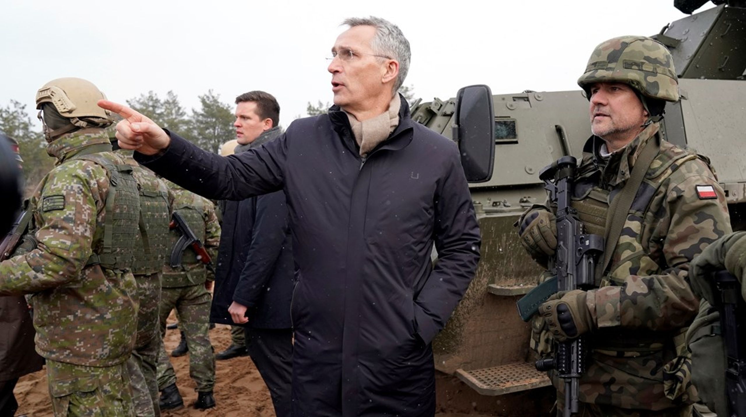 Natos generalsekreterare Jens Stoltenberg talar med polska trupper vid ett besök på militärbasen Adazi i Kadaga, Lettland.