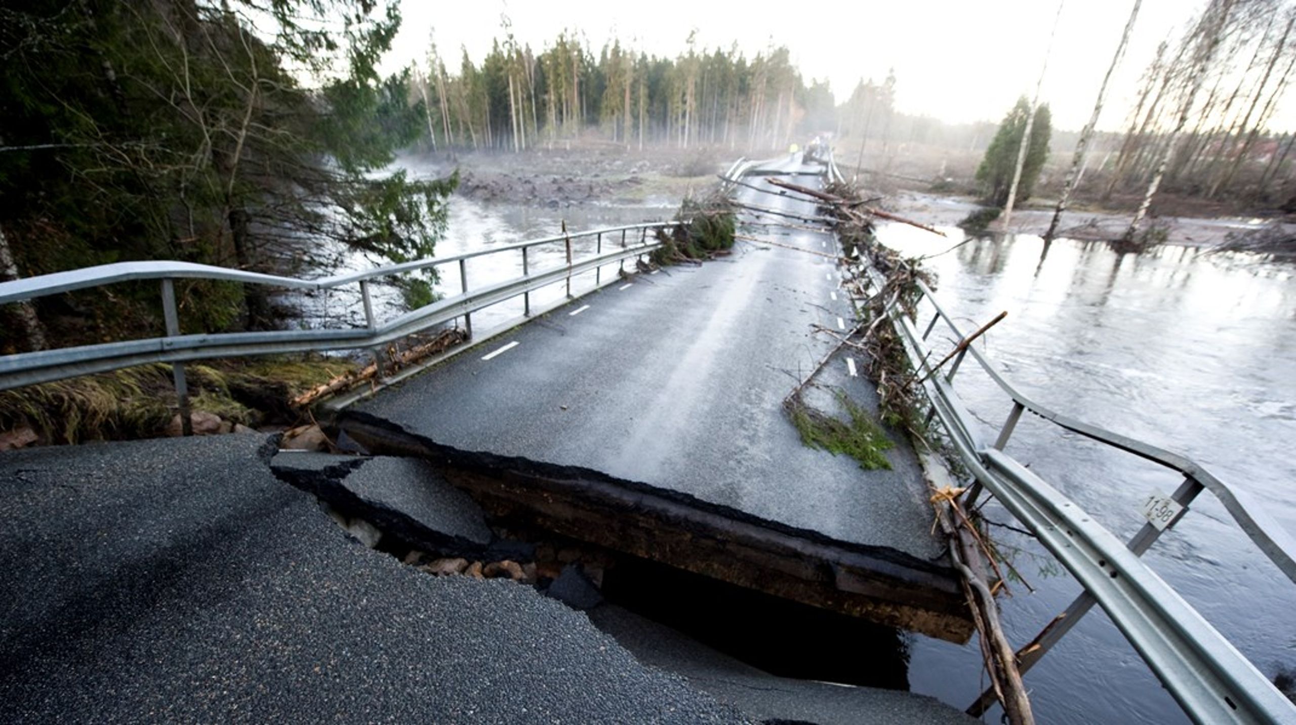 År 2010 brast en kraftverksdamm i skånska Hästberga. Som en följd av det skadades en bro&nbsp;mellan Verum och Osby.