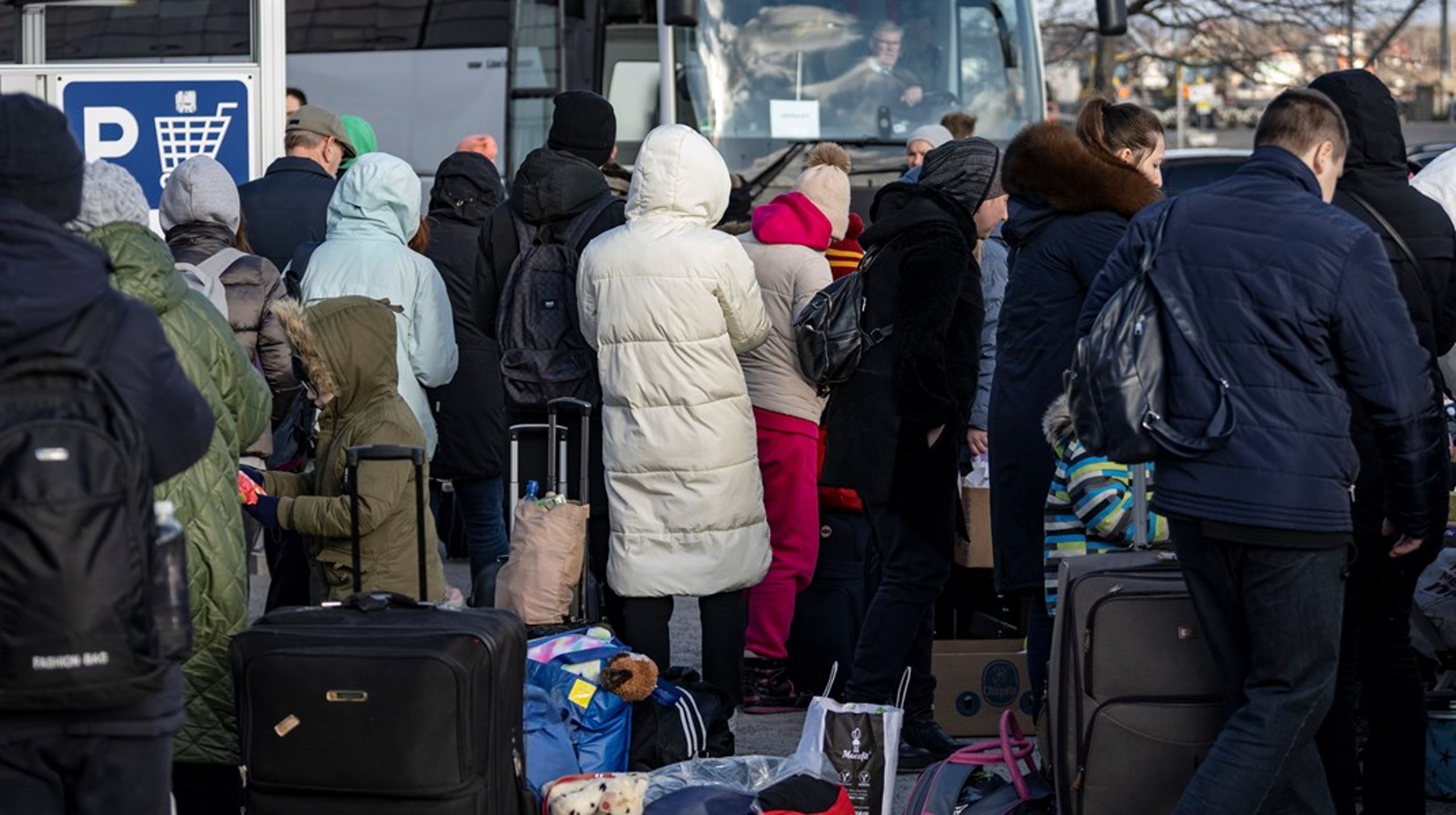 Ukrainska flyktingar på väg mot väntande bussar efter ankomst till hamnen i Karlskrona förra veckan.