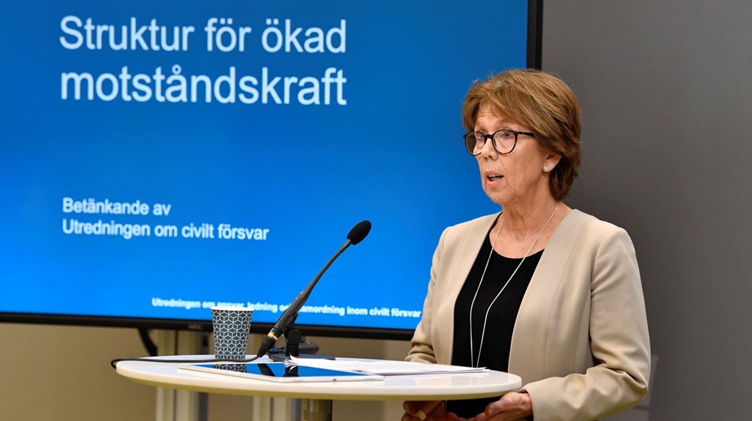 Utredare Barbro Holmberg vid en pressträff i mars förra året i samband med att hon överlämnar utredningen om ansvar, ledning och samordning inom civilt försvar till dåvarande inrikesminister Mikael Damberg (S).