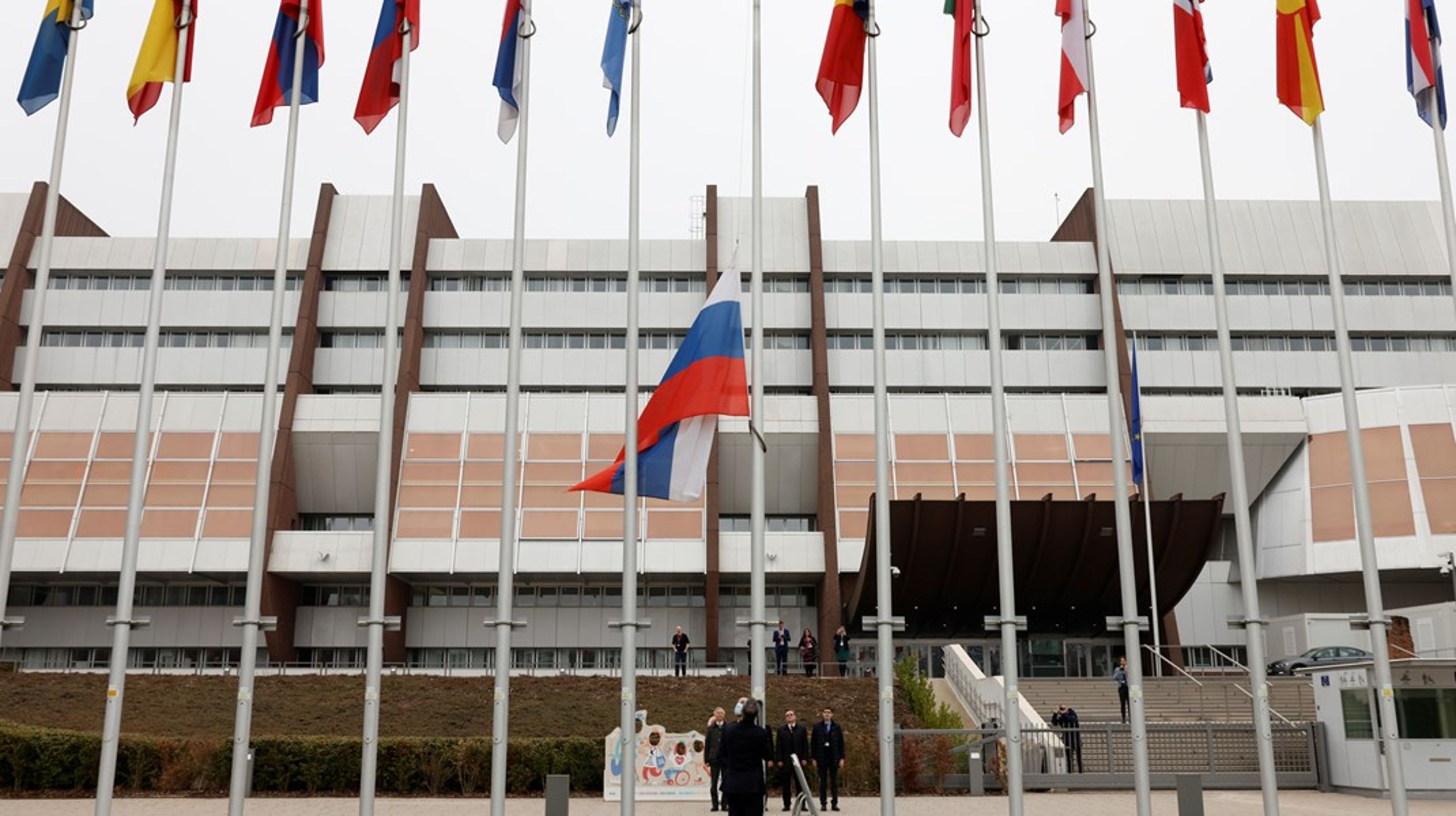Den ryska flaggan plockas ned utanför Europarådets byggnad i&nbsp;Strasbourg.