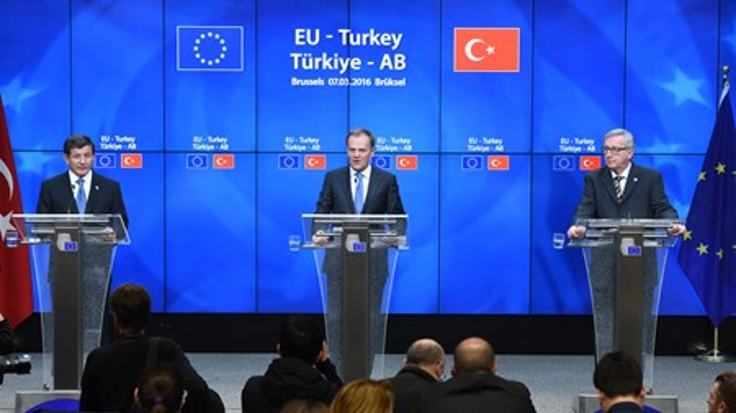 Turkiets premiärminister Ahmet Davutoglu,&nbsp; Europeiska rådets ordförande Donald Tusk och
EU-kommissionens ordförande Jean-Claude Juncker vid gårdagens toppmöte.