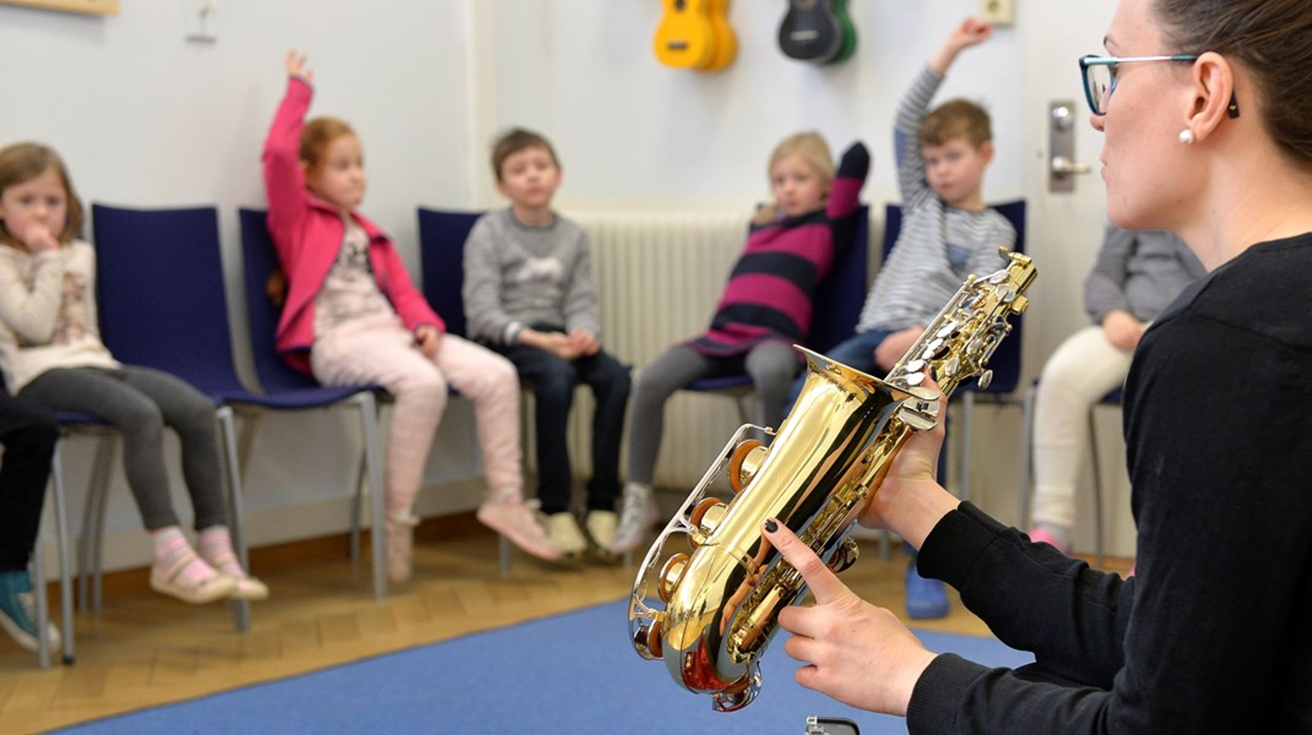 Alla lärarutbildningar med inriktning mot förskola och grundskola borde innehålla musikämnet i betydligt större omfattning än i dag, skriver debattörerna.