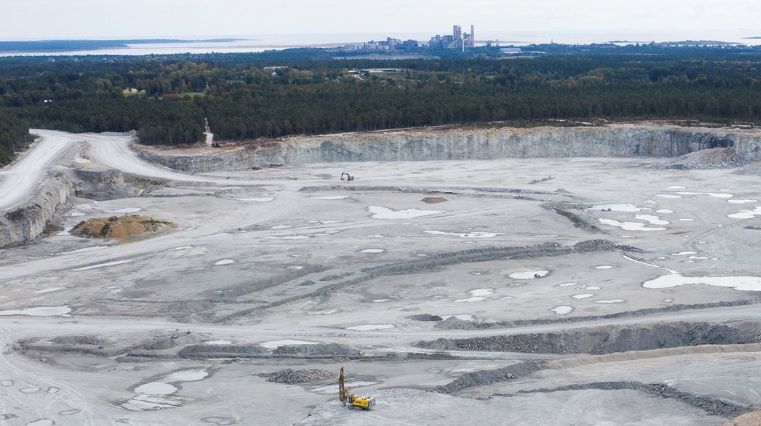 Världens första klimatneutrala cementfabrik planeras på Gotland.&nbsp;Industrins omställning går fortare än planerat men saknar rätt förutsättningar från politiken, skriver debattörerna.