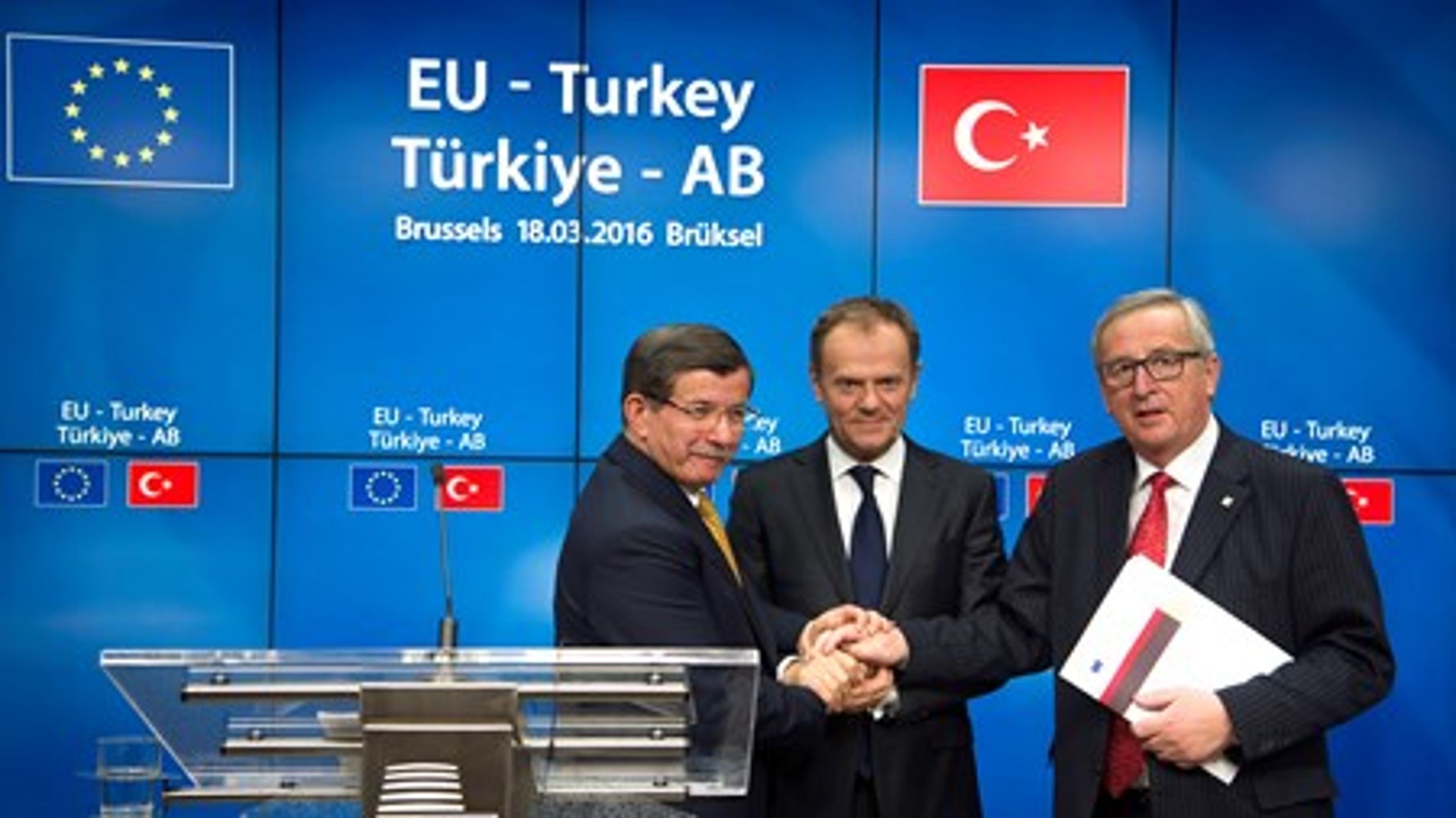 &nbsp;Ahmet Davutoglu, Turkiets premiärminister,
Donald Tusk, ordförande för&nbsp;Europeiska rådet och Jean-Claude Juncker, ordförande
EU-kommissionen
på fredagens presskonferens.
<br>