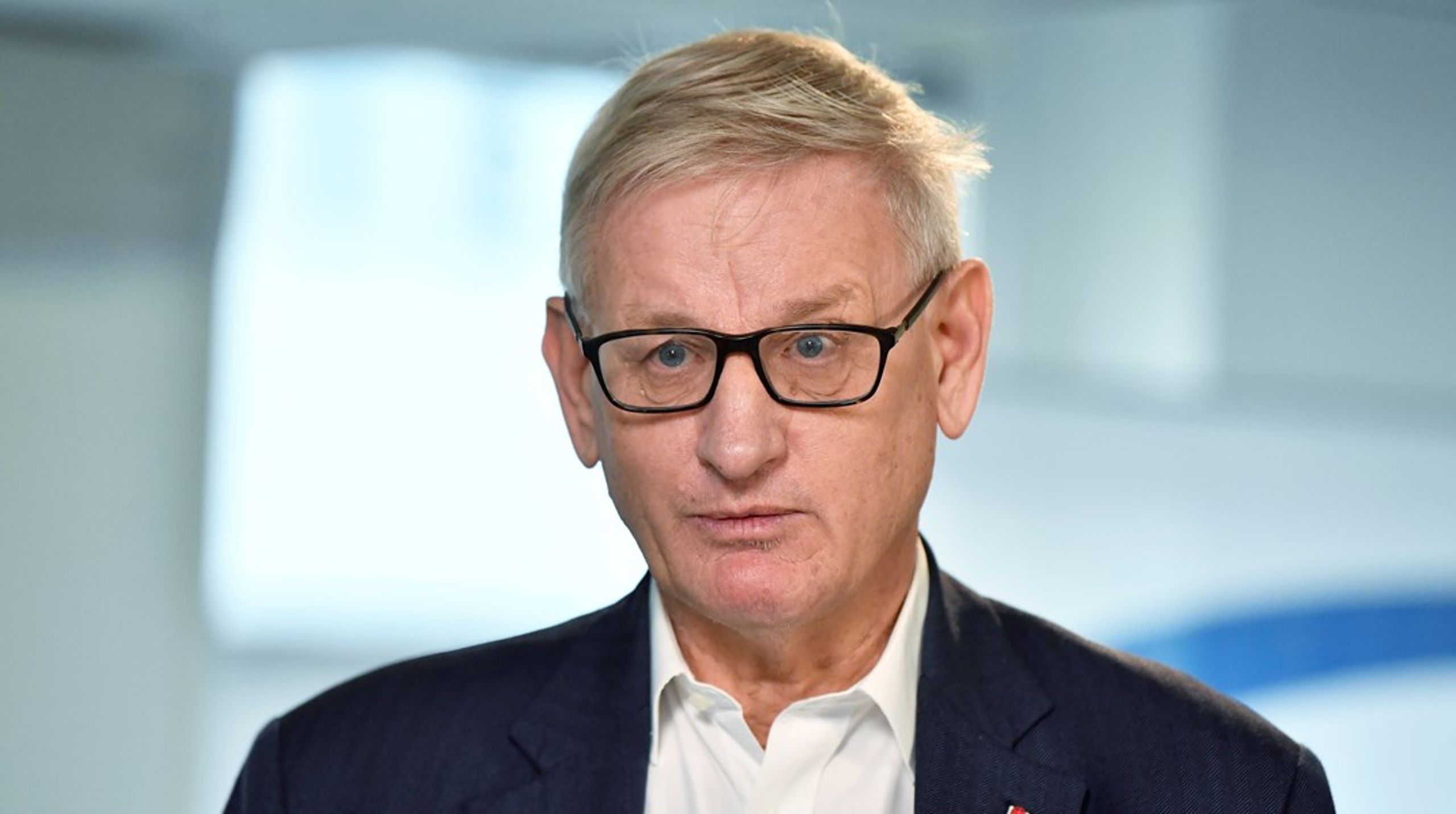 Carl Bildt uppmanar Danmark att gå med i EU fullt ut, det vill säga avskaffa försvarsförbehållet.