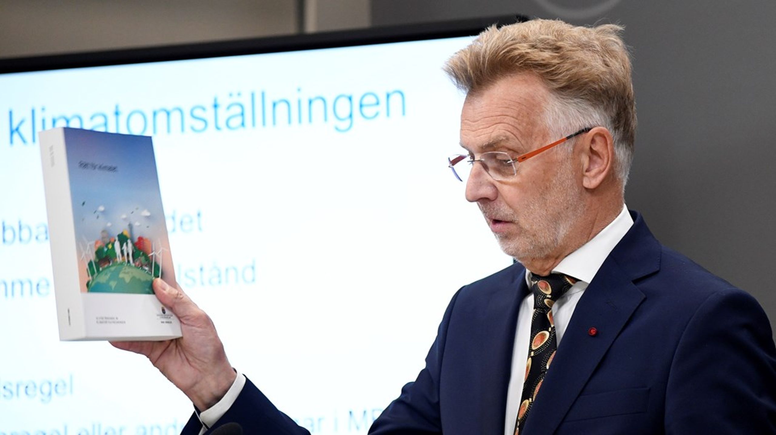 Klimaträttsutredaren Anders Danielsson lämnade på torsdagen över sitt slutbetänkande Rätt för klimatet till klimat- och miljöminister Annika Strandhäll (S).