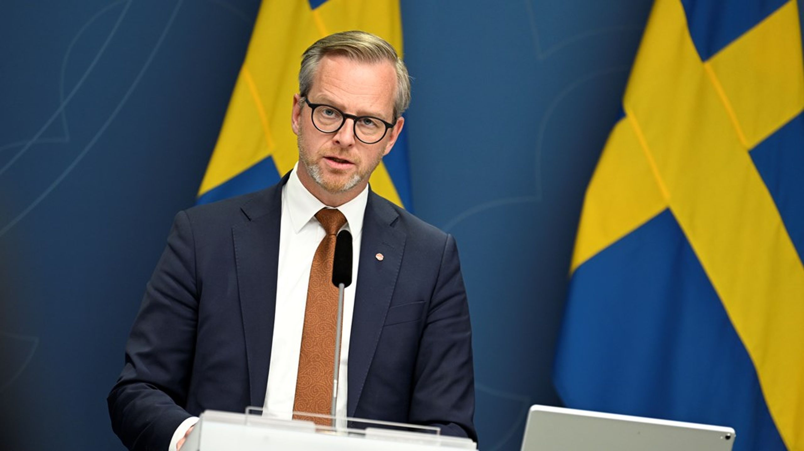 Finansminister Mikael Damberg pressas om internmomsen.&nbsp;