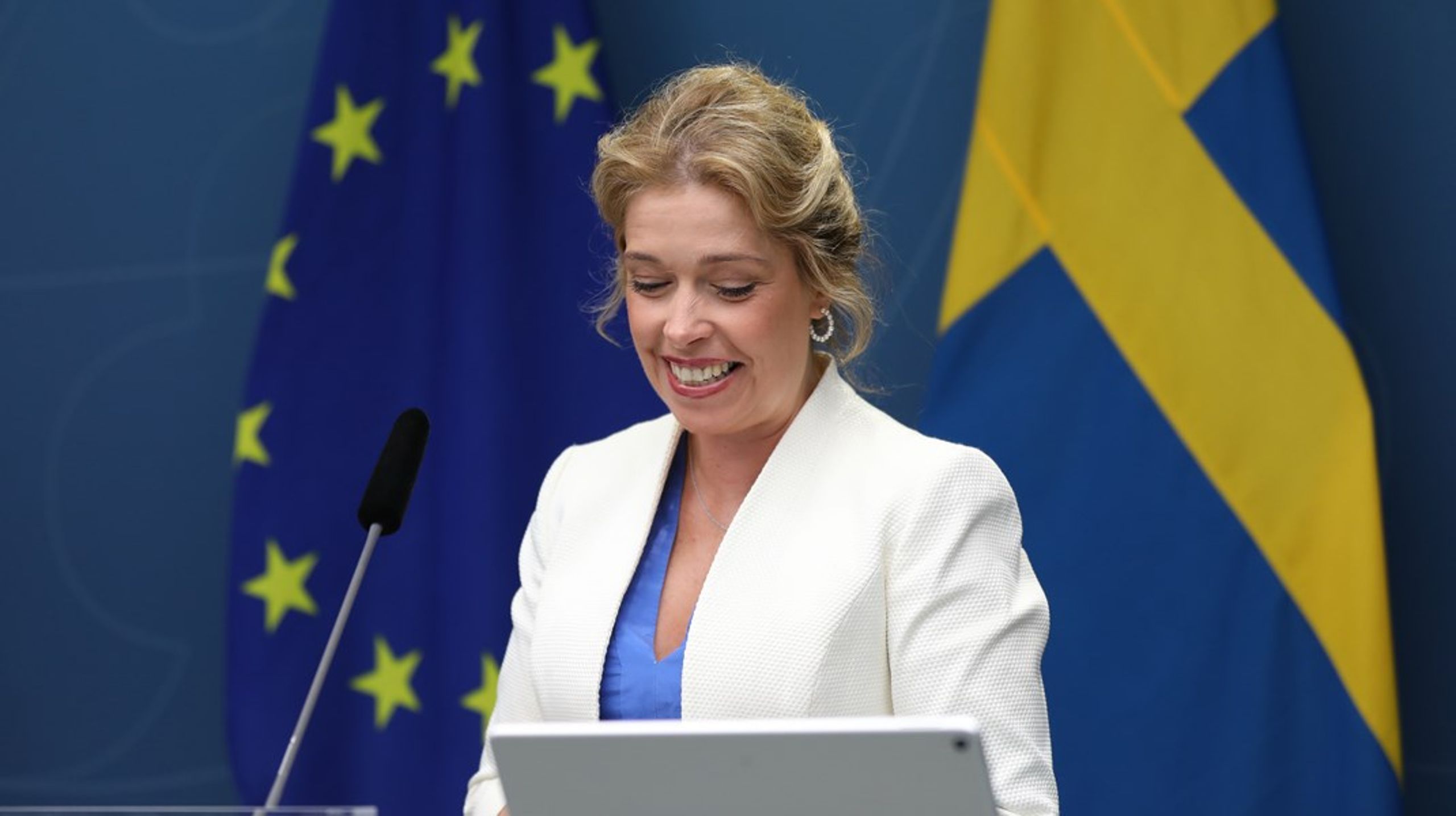 Klimat- och miljöminister Annika Strandhäll utlovar en utredning om krav på solpaneler på offentliga och kommersiella byggnader – liknande krav finns på förslag&nbsp;från EU-kommissionen.