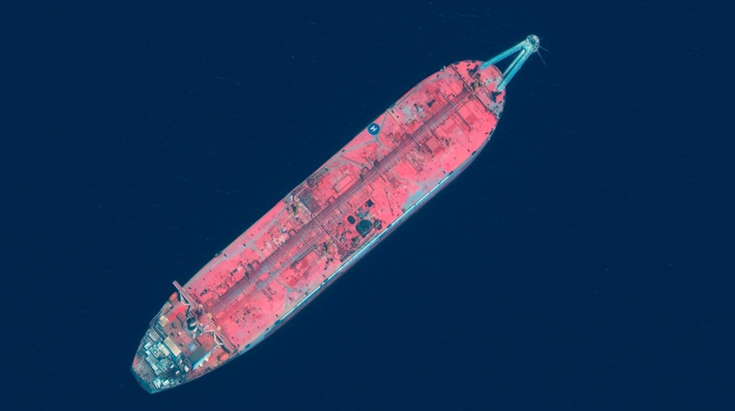 En flytande miljöbomb utanför Jemens kust. Saneringen, om oljan ombord på det slitna fartyget läcker ut, skulle kosta 200 miljarder kronor, enligt FN.
