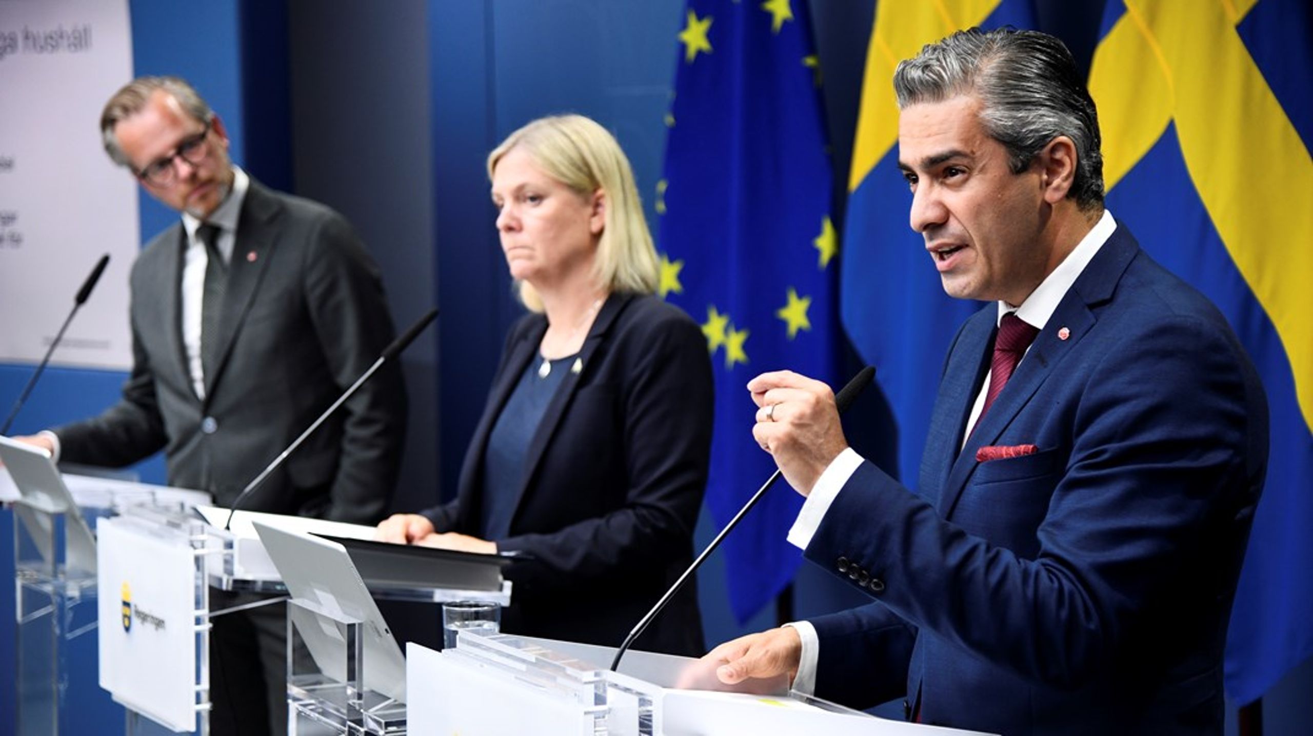 Finansminister Mikael Damberg, statsminister Magdalena Andersson och digitaliseringsminister Khashayar Farmanbar presenterar stöd för de höga elpriserna.