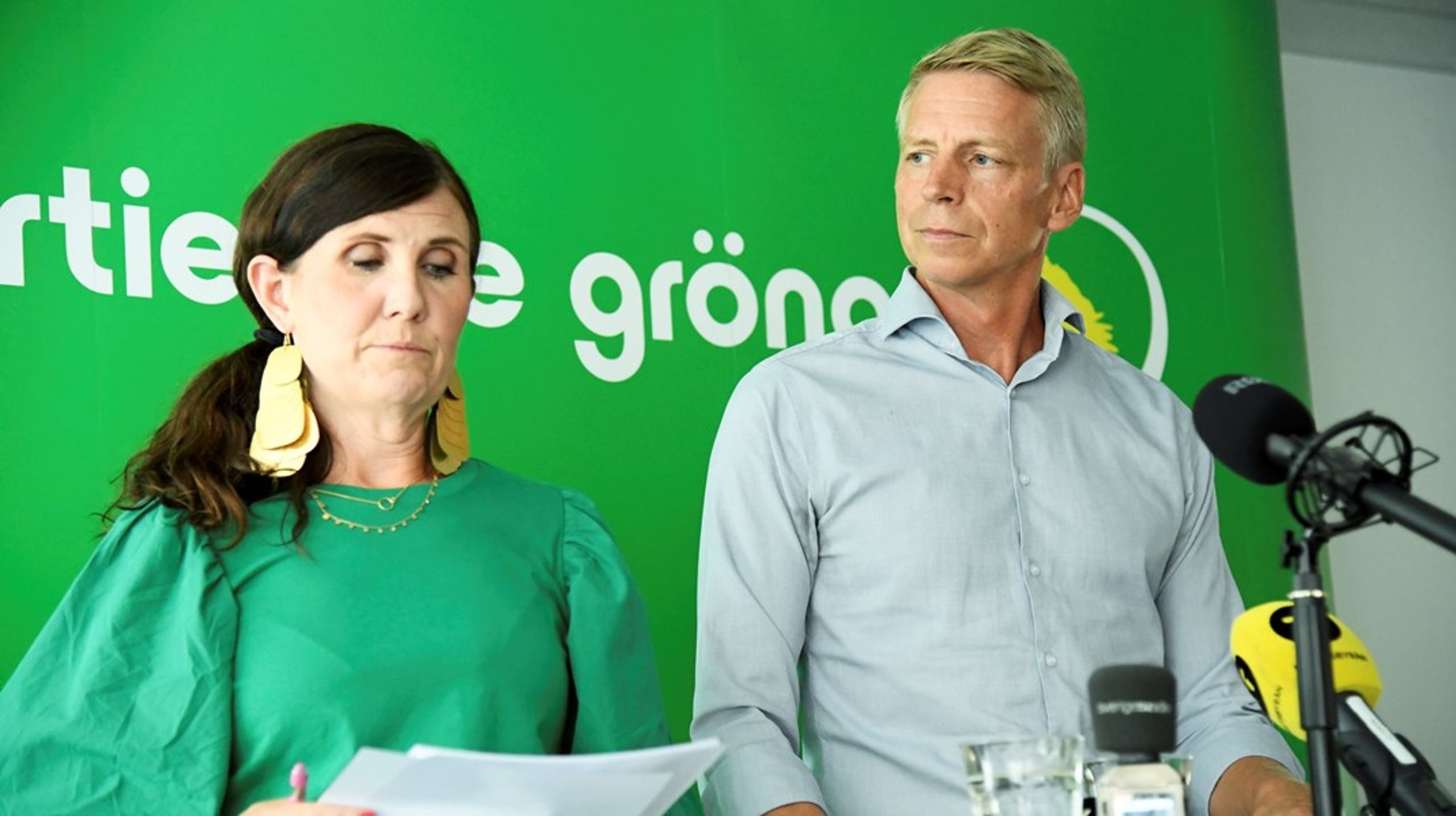 Språkrören Märta Stenevi och Per Bolund presenterar Miljöpartiets valmanifest vid en pressträff på fredagen.