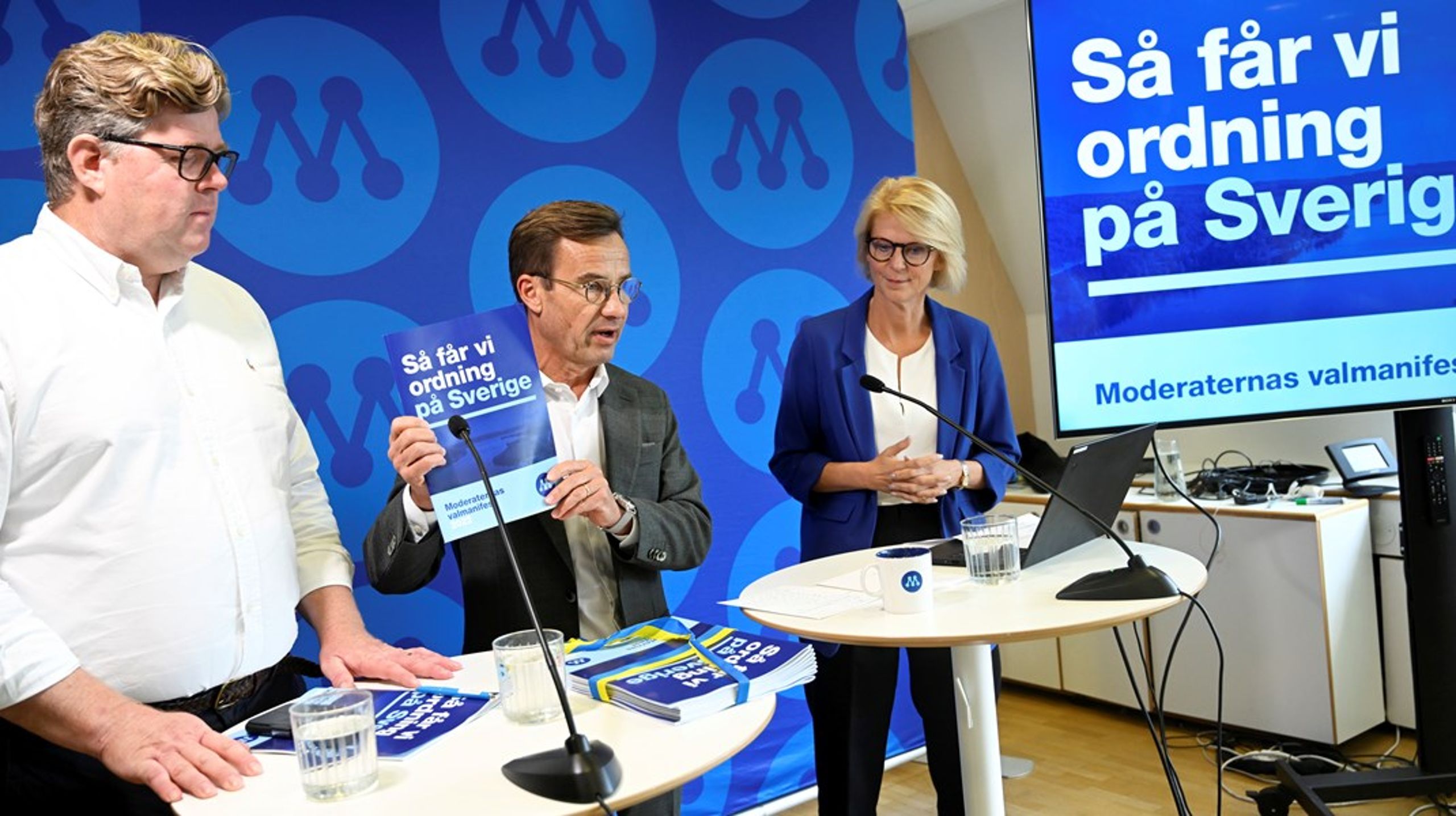 Moderaternas partisekreterare Gunnar Strömmer, partiledare Ulf Kristersson och ekonomisk-politiska talespersonen Elisabeth Svantesson&nbsp;presenterar valmanifestet.