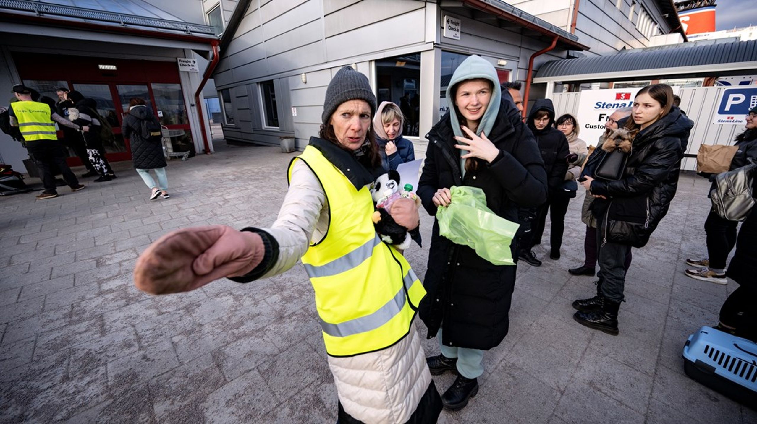 När ukrainska flyktingar anlände med färjan från Gdynia till Karlskrona i mars, så var volontären Anki Johansson (bilden) en av dem som tog emot. Ett exempel på hur civilsamhället mobiliserar i kris. Men utan en fungerande infrastruktur på plats blir det svårare att hjälpa, menar Ulrika Stuart Hamilton på Famna. (Arkivbild)