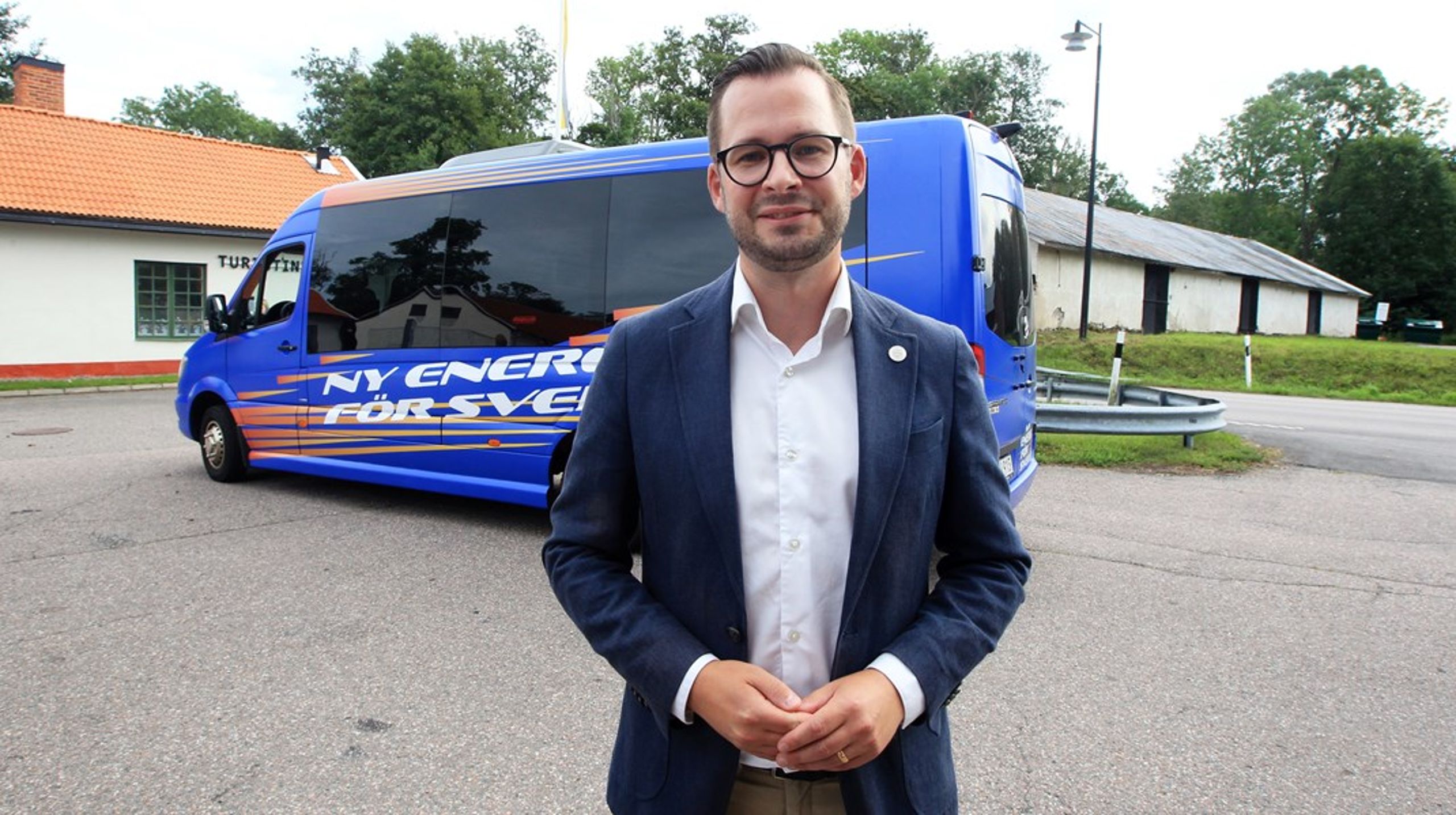 Mattias Bäckström Johansson (SD) framför den omtalade kampanjbussen som orsakade turbulens inom Liberalerna.