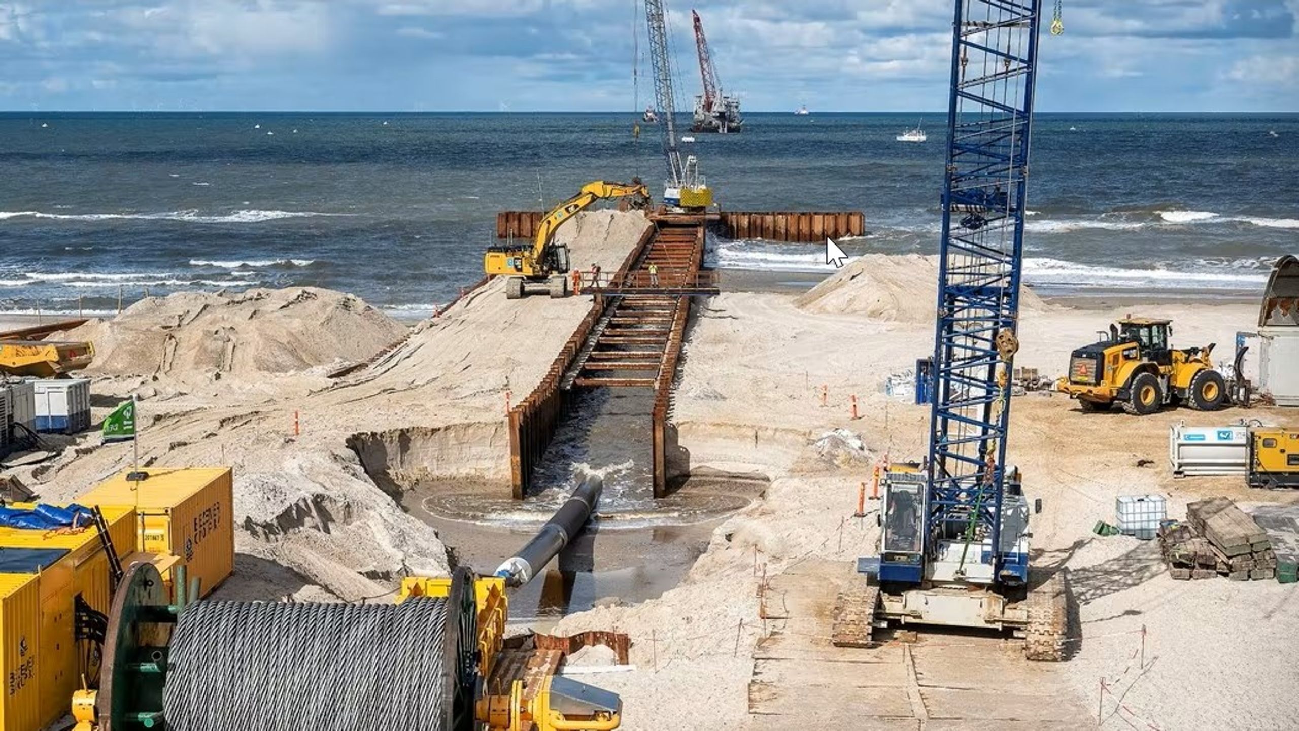 Så här såg det ut när gasledningen Baltic Pipe togs iland vid Houstrup Strand på Jyllands västkust i maj förra året.<br>
